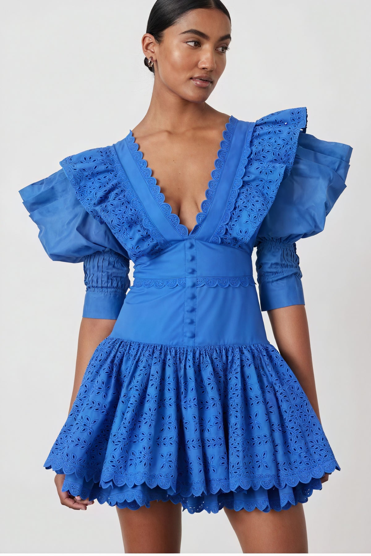 Elegantes Kleid mit Laser-Cut Details