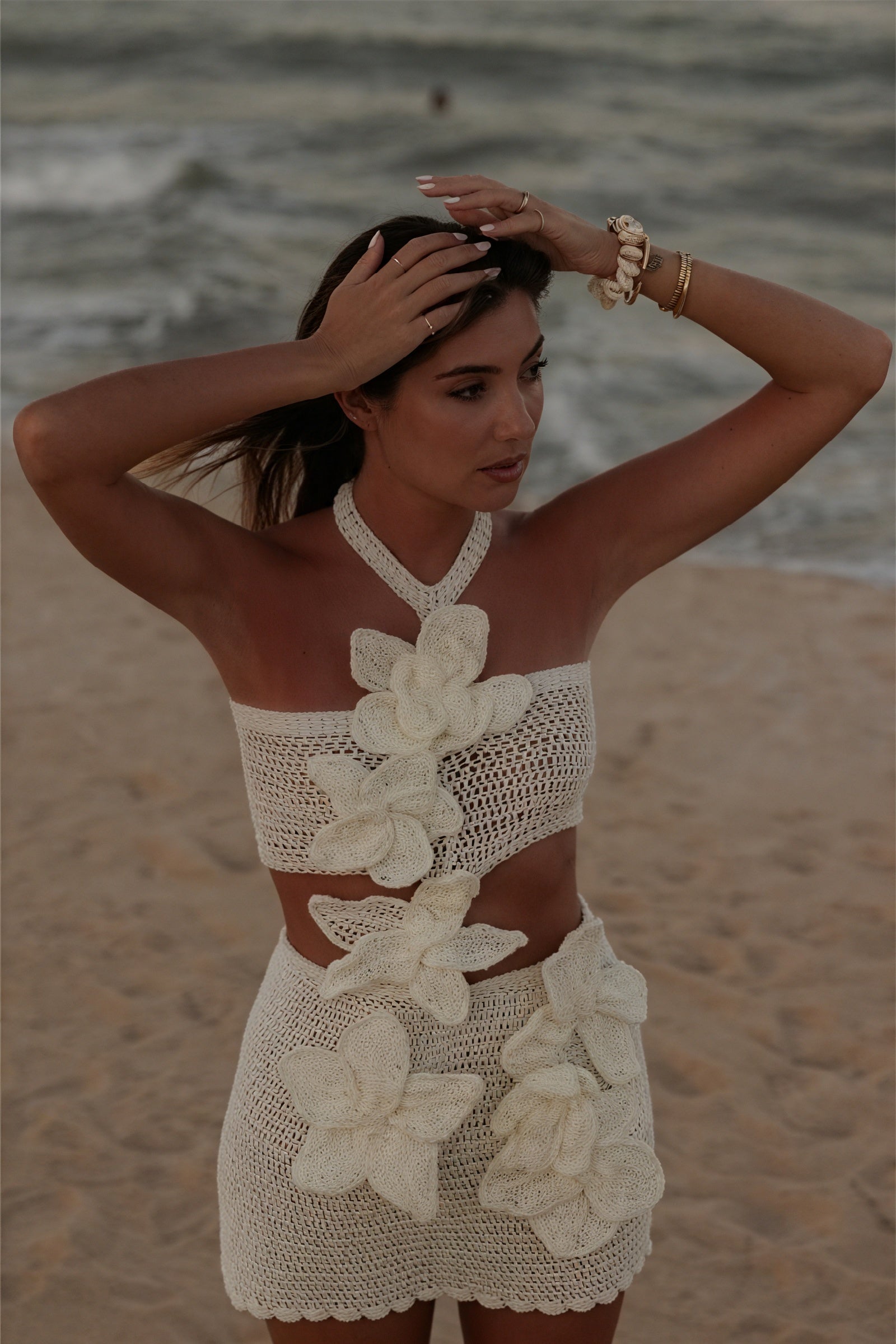 Gehäkeltes zweiteiliges Kleid mit Blumen