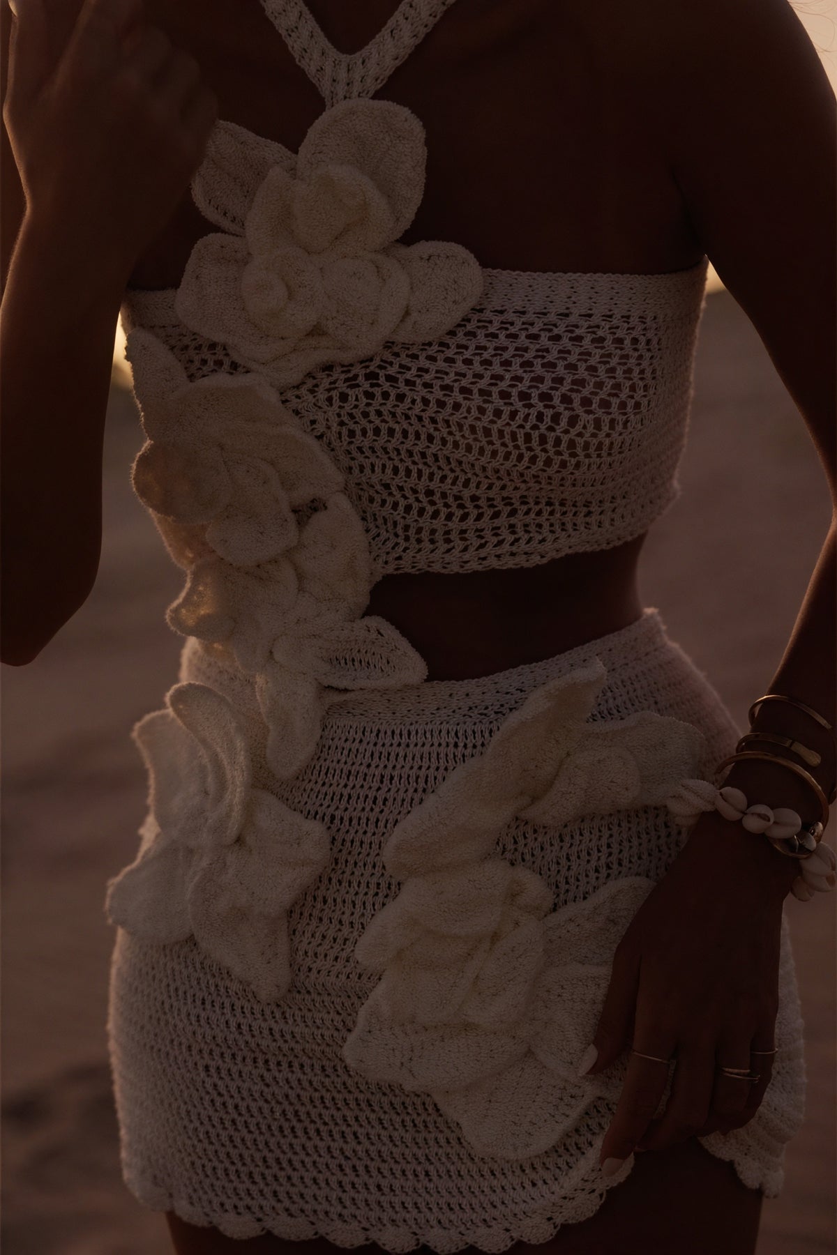 Gehäkeltes zweiteiliges Kleid mit Blumen