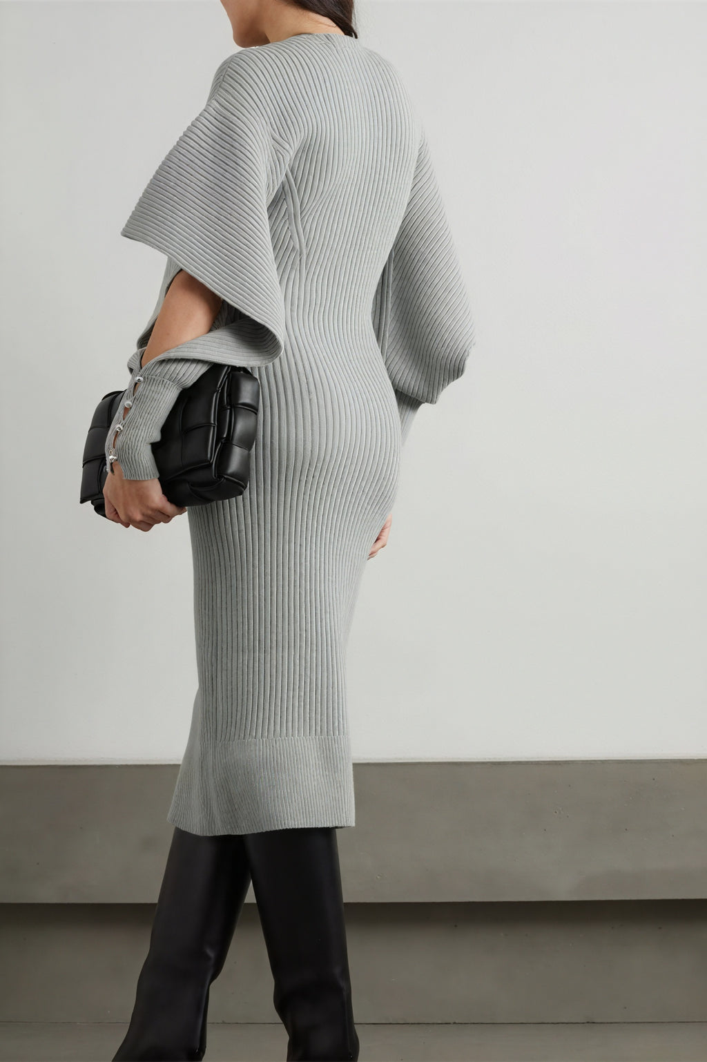 Elegantes Midikleid mit Cape-Ärmeln