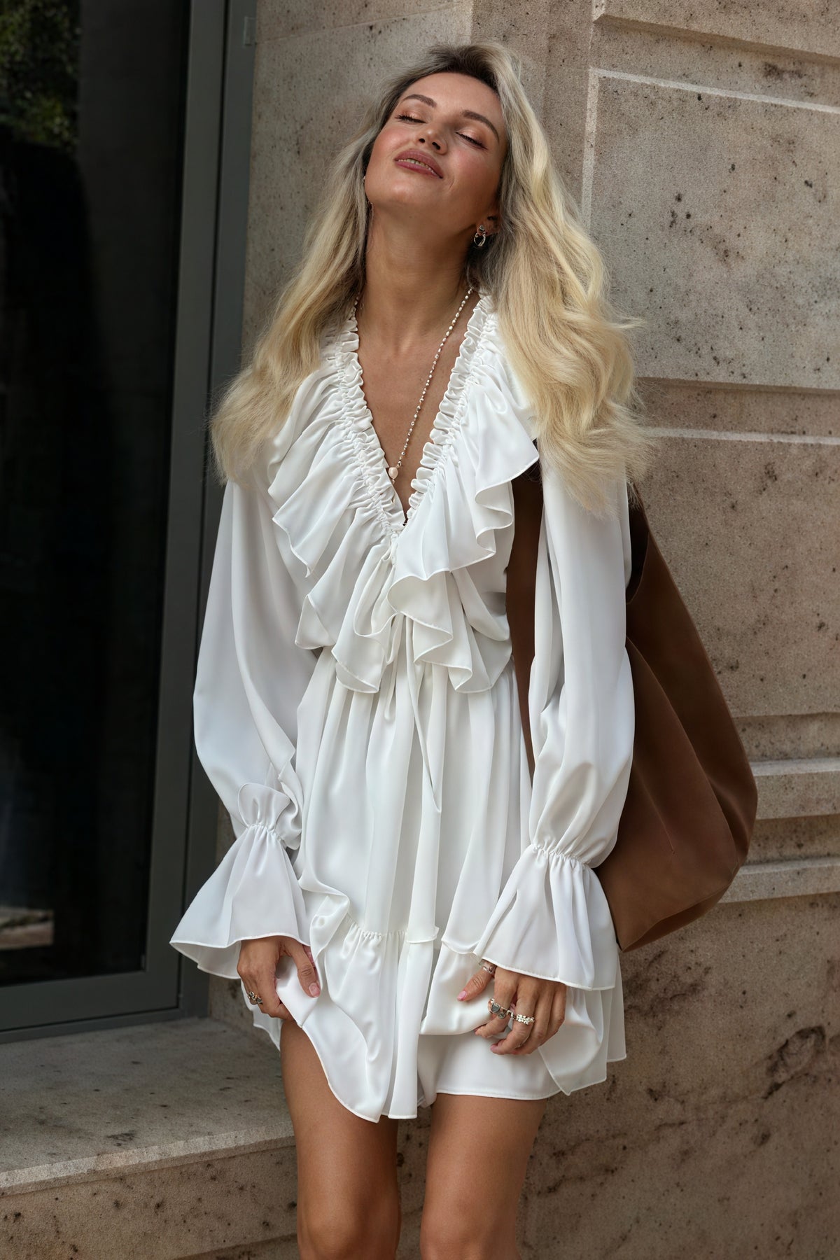 Fließendes Minikleid mit Rüschen