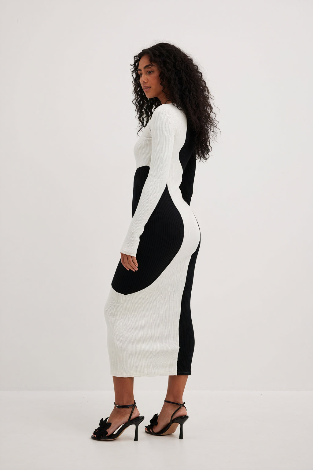 Asymmetrisches Strick-Midikleid
