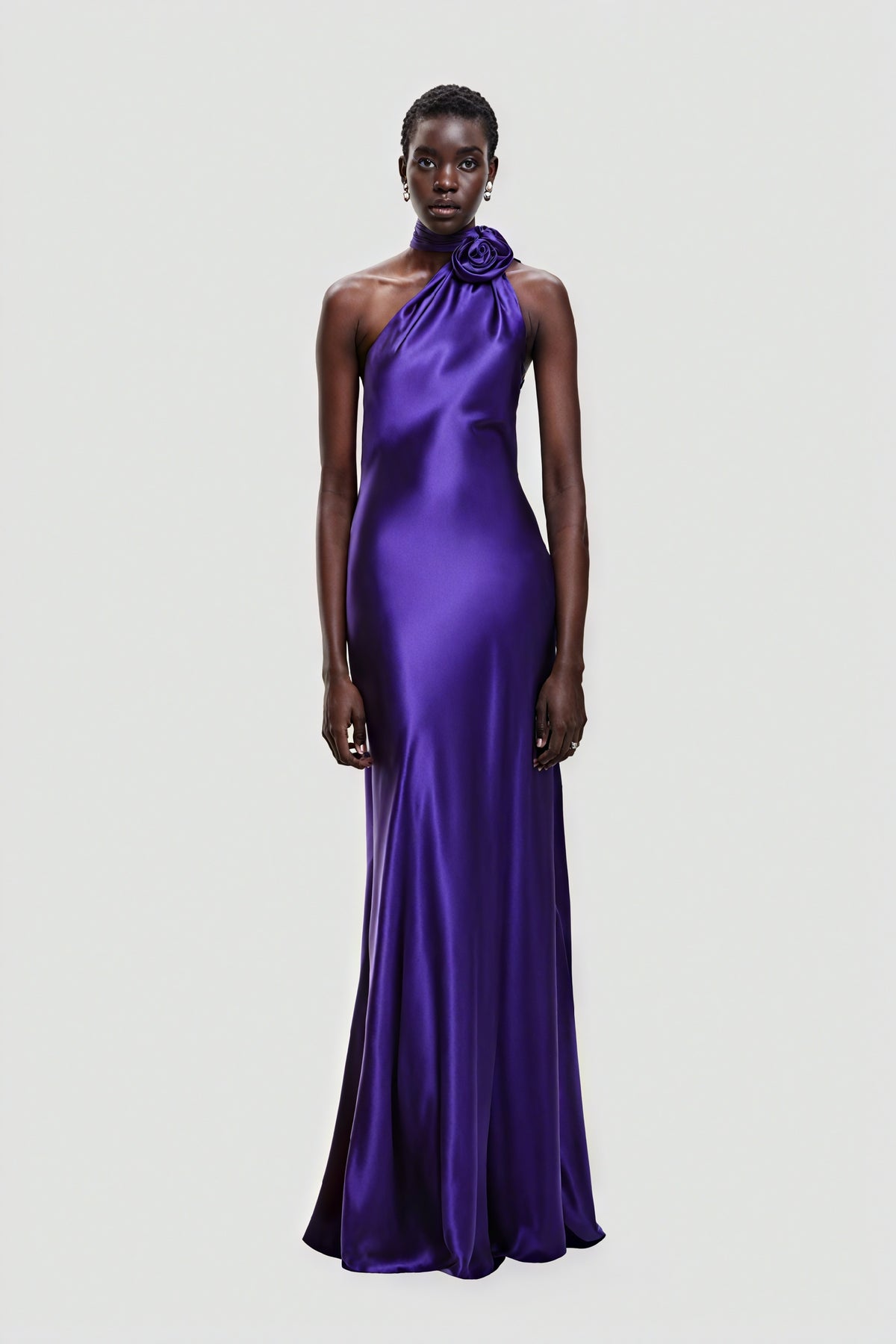 Elegantes, bodenlanges Abendkleid mit Rose