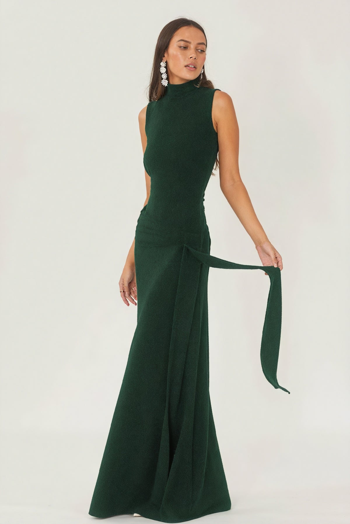 Elegantes, ärmelloses Kleid mit hohem Kragen