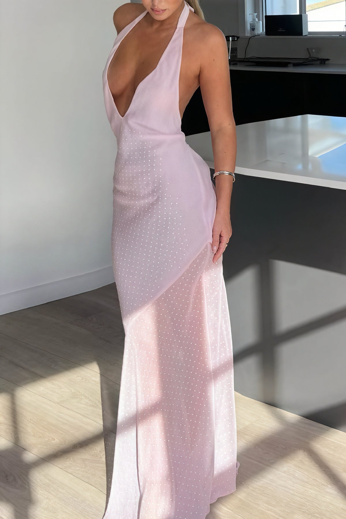 Fließendes Kleid mit offenem Rücken