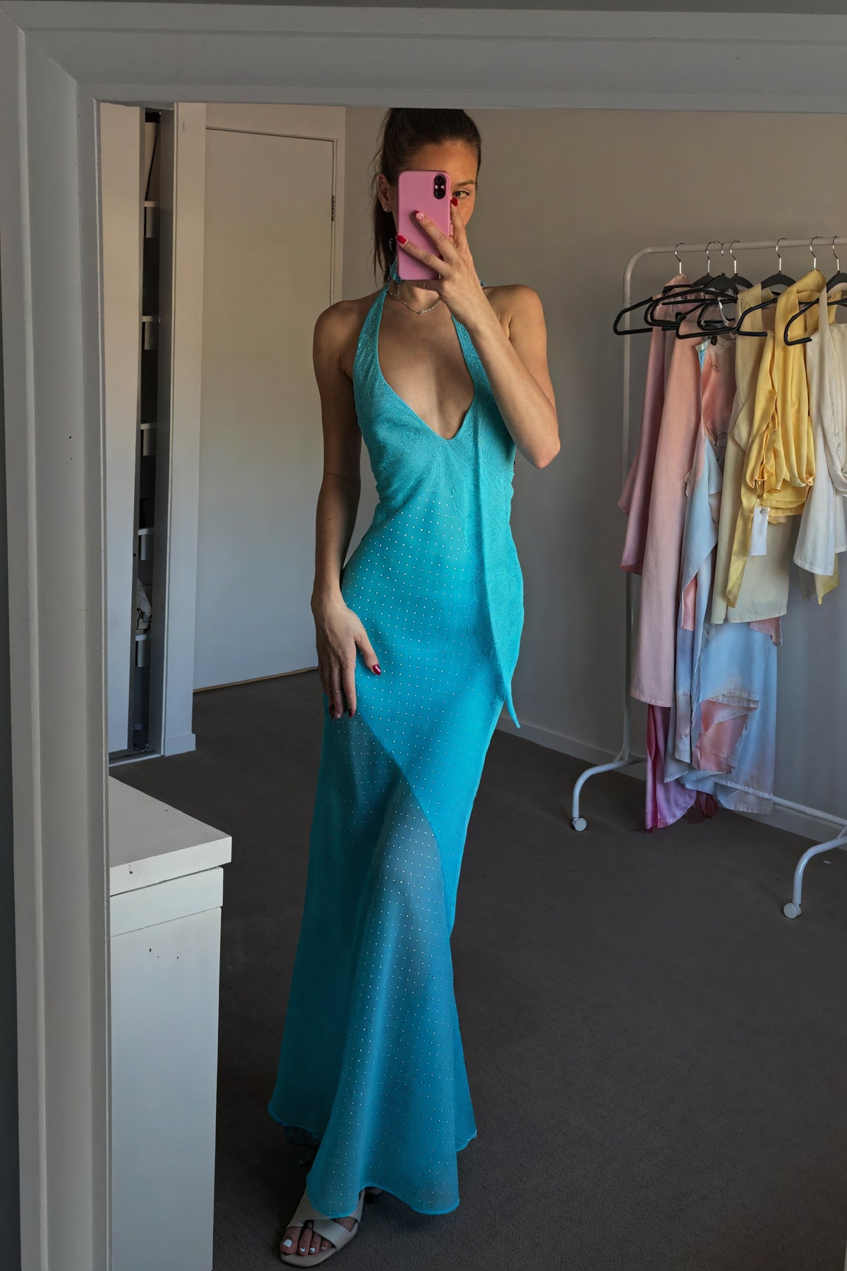 Fließendes Kleid mit offenem Rücken