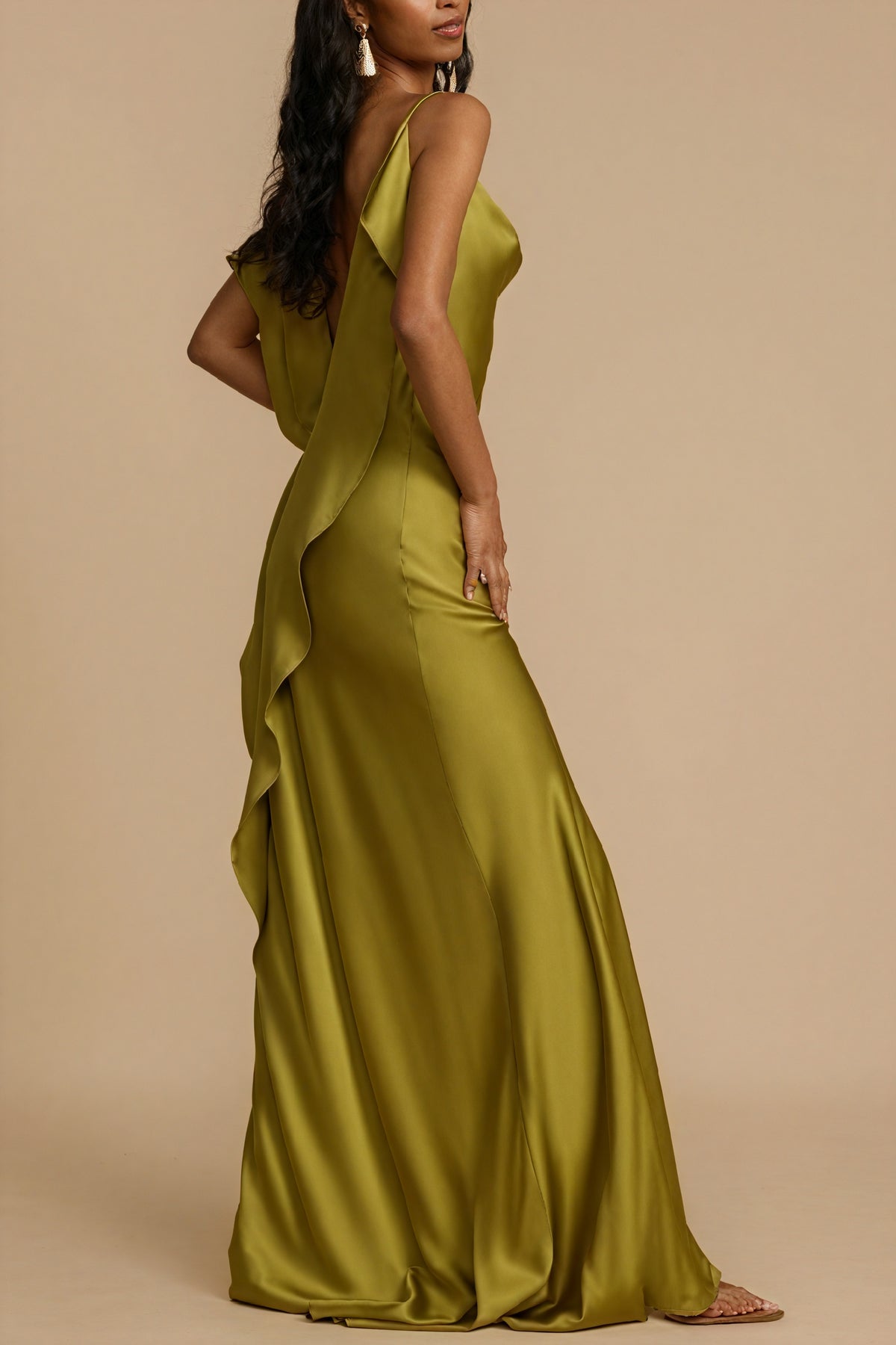 Fließendes Kleid mit hohem Schlitz