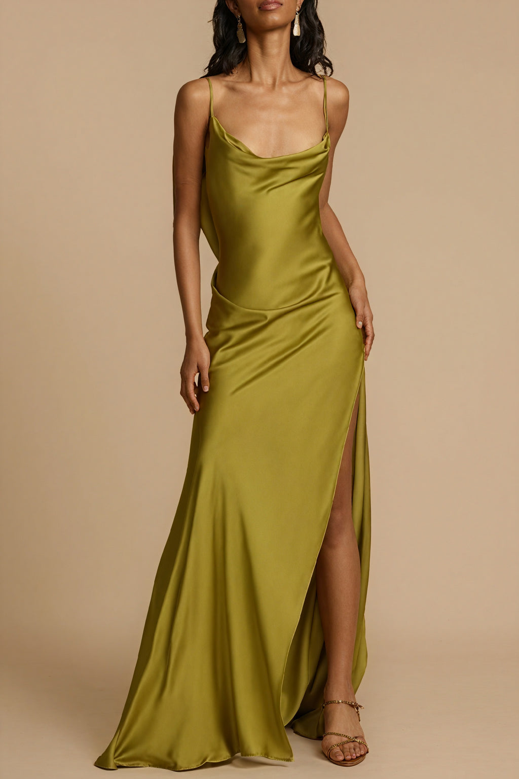 Fließendes Kleid mit hohem Schlitz