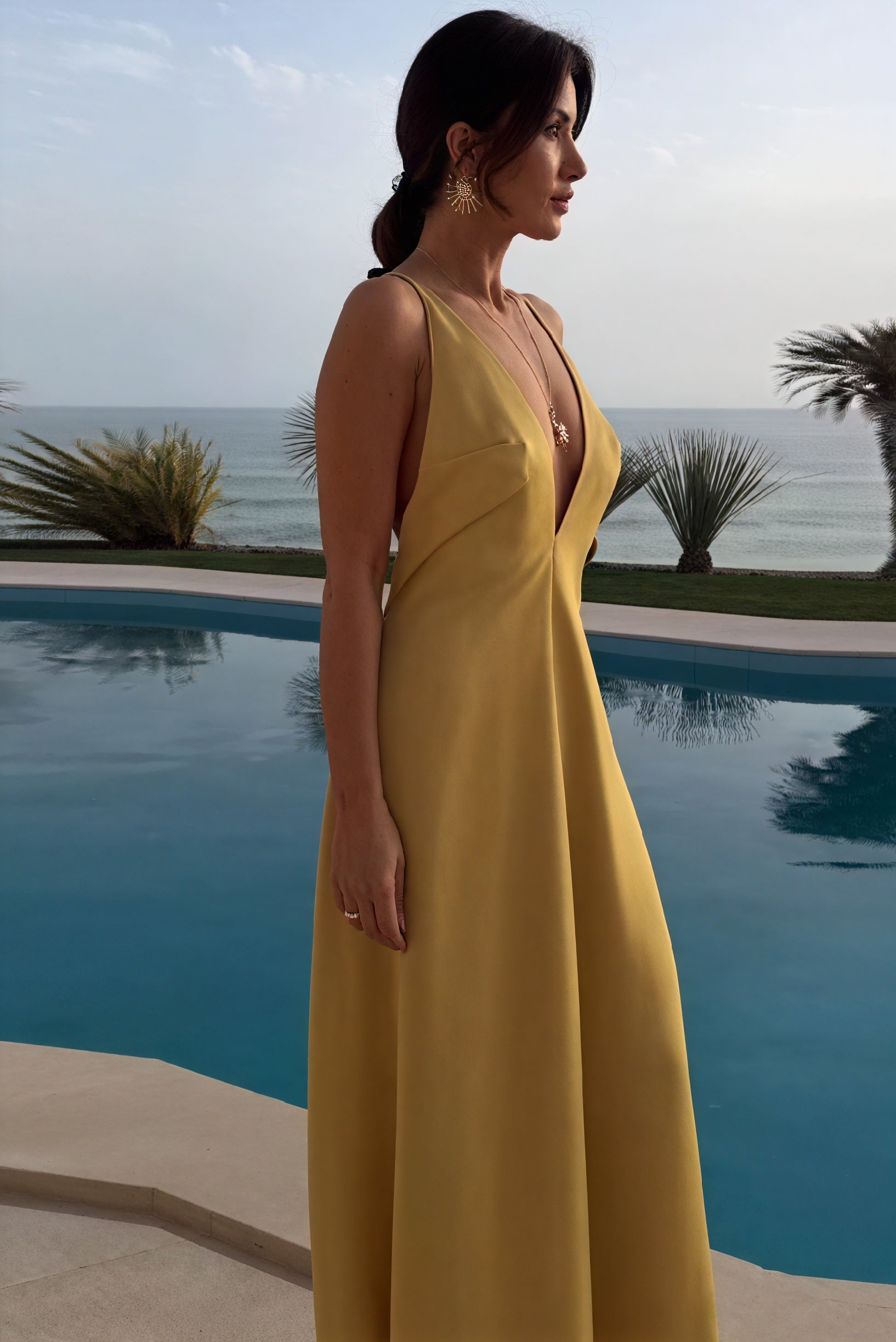 Fließendes Kleid mit tiefem V-Ausschnitt