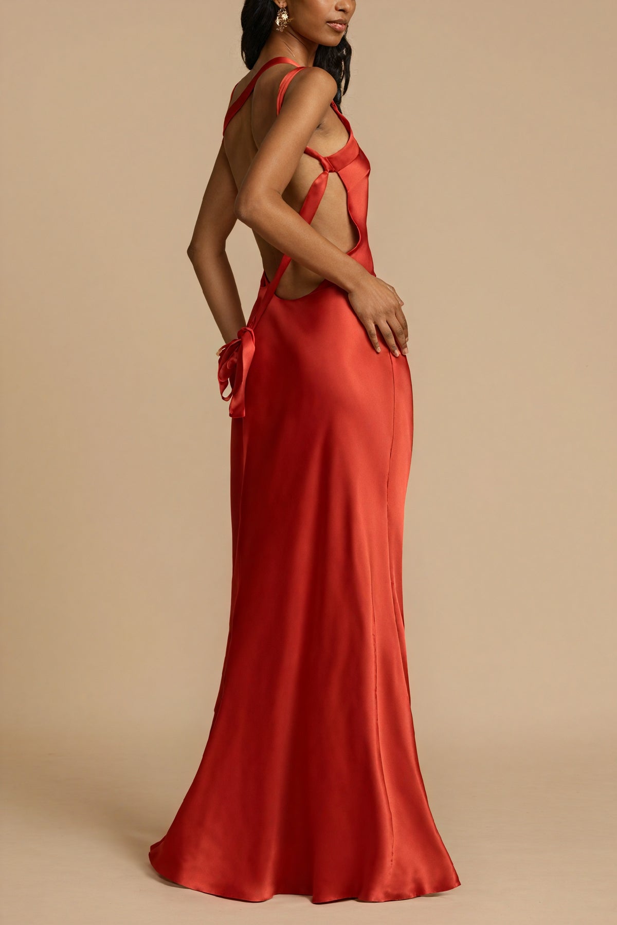 Fließendes Abendkleid mit asymmetrischem Schnitt