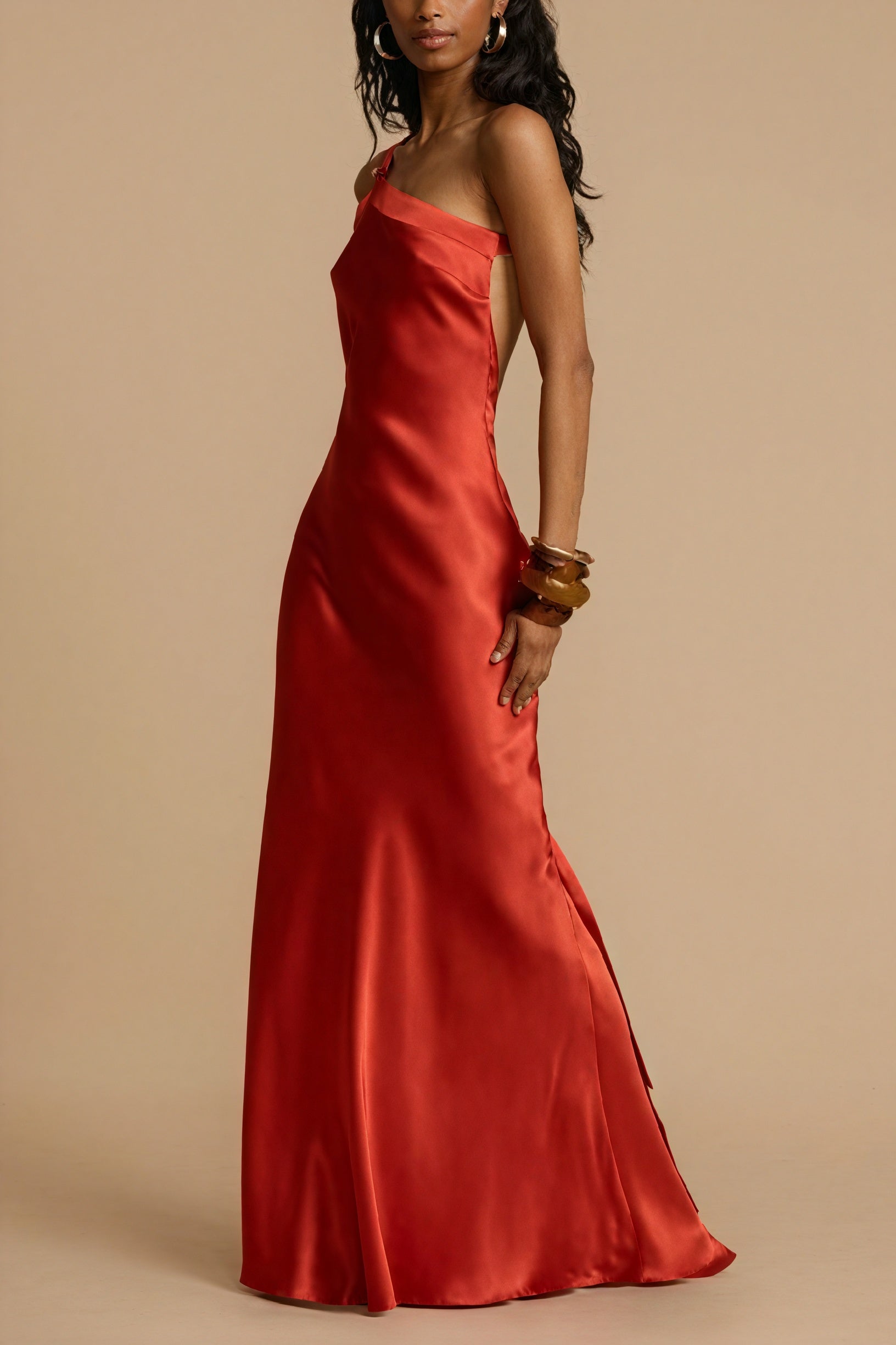 Fließendes Abendkleid mit asymmetrischem Schnitt