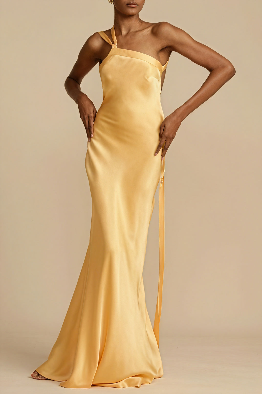 Fließendes Abendkleid mit asymmetrischem Schnitt