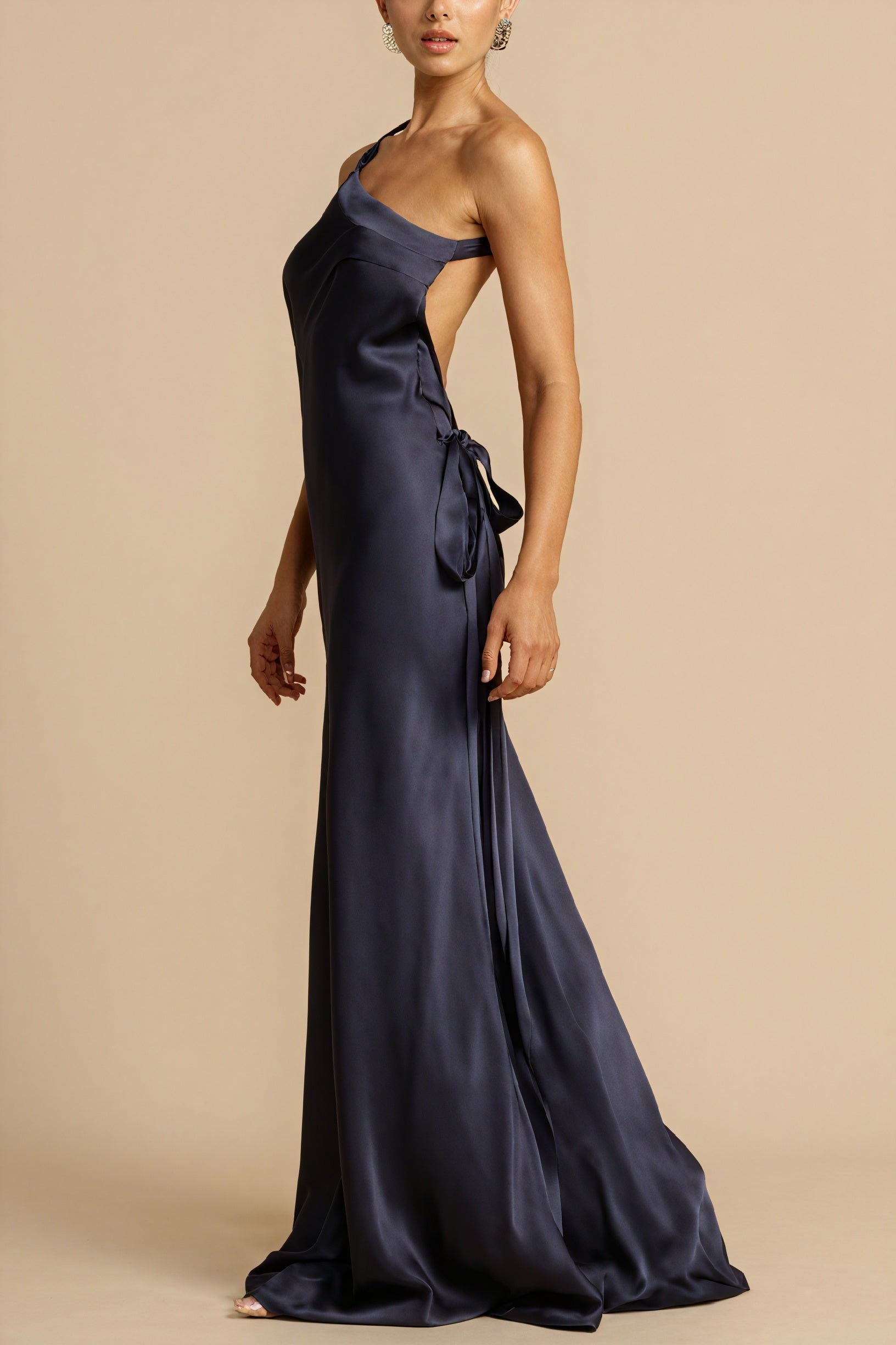 Fließendes Abendkleid mit asymmetrischem Schnitt