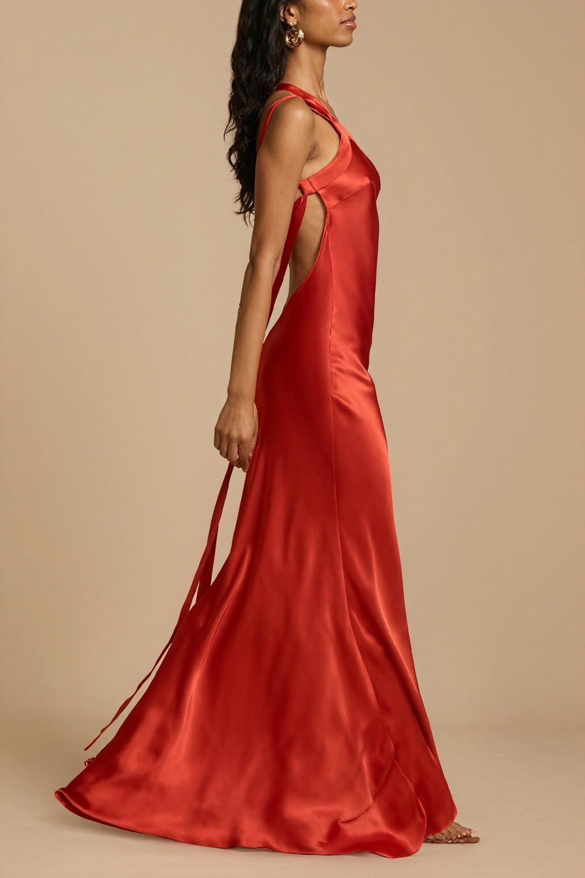 Fließendes Abendkleid mit asymmetrischem Schnitt