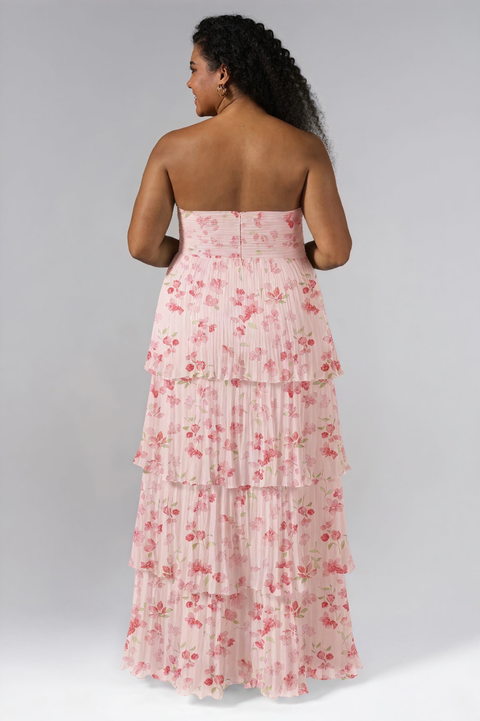 Geblümtes, bodenlanges Kleid mit Stufenrock