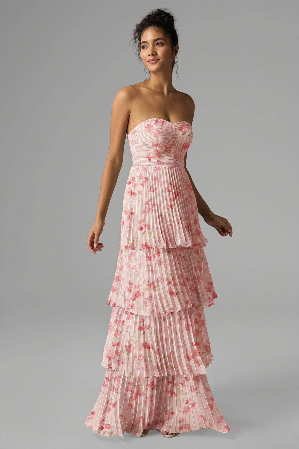 Geblümtes, bodenlanges Kleid mit Stufenrock