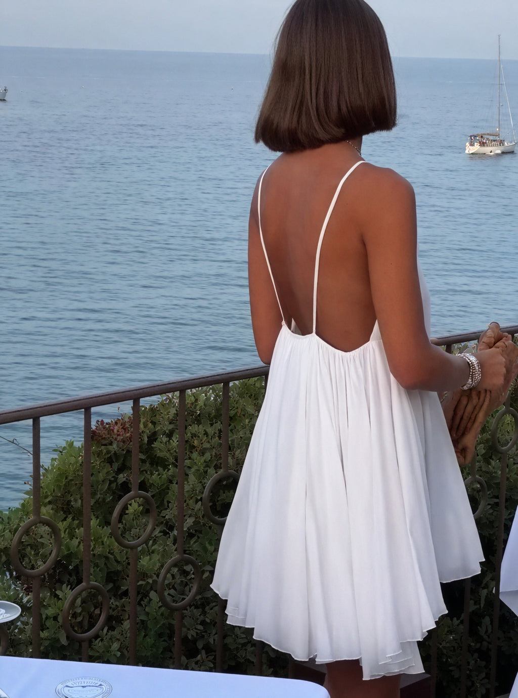 Fließendes V-Ausschnitt-Kleid mit Spaghettiträgern – Leicht & Luftig für Sommer & Urlaub-81491-859d622d-b880-4d3b-8bfe-1e575f824fec