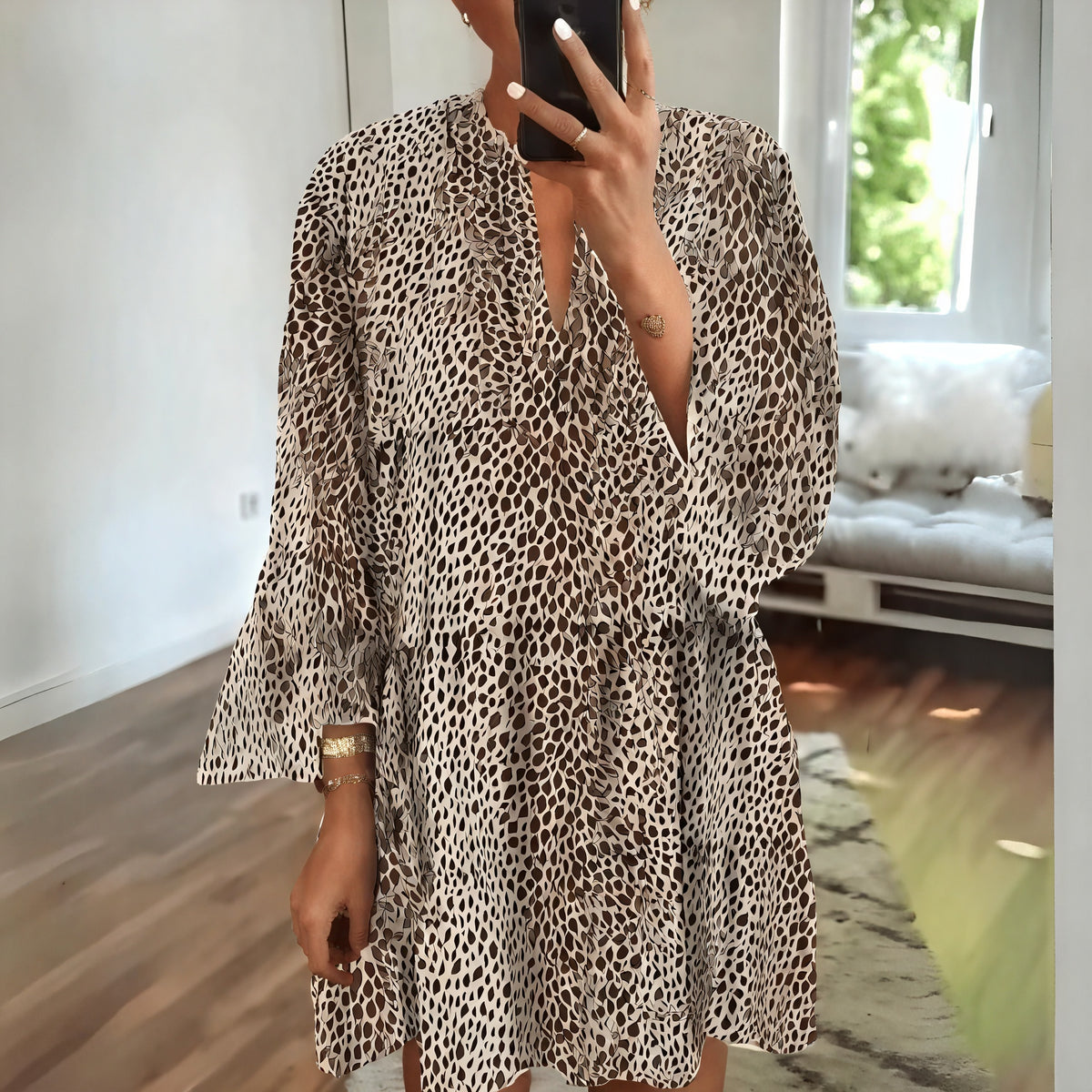 Minikleid mit Animal-Print, V-Ausschnitt, langen Ärmeln und fließender Silhouette – Vielseitig & Stylisch-81612-b8e5072d-97b4-4951-af71-c120187e6513