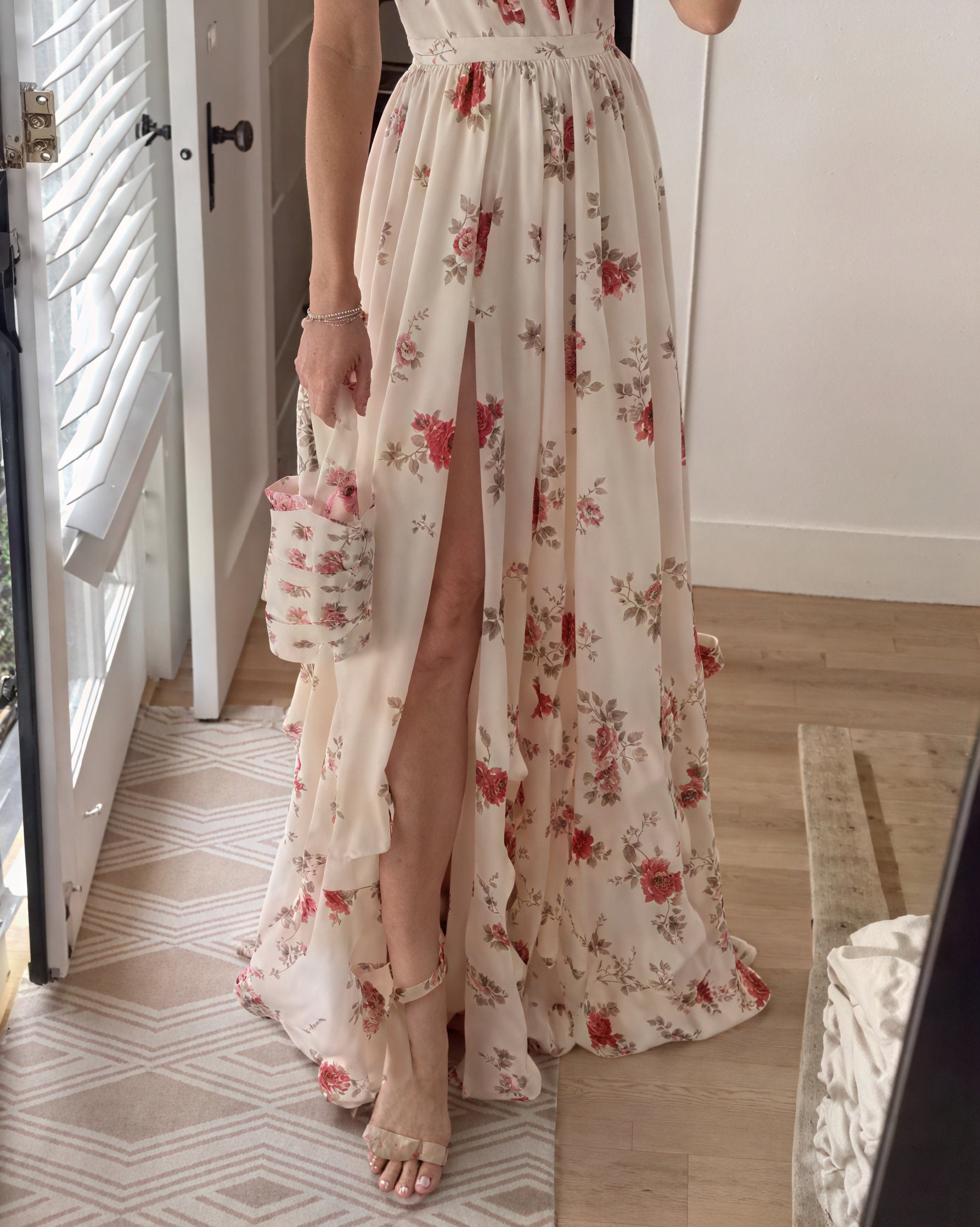 Fließendes Maxi-Kleid mit einzigartigem Blumenmuster, zarten Spaghettiträgern und hohem Schlitz – Perfekt für Sommer & Urlaub-81660-c65611bb-daa9-41ab-b655-e87fa11fe3f2