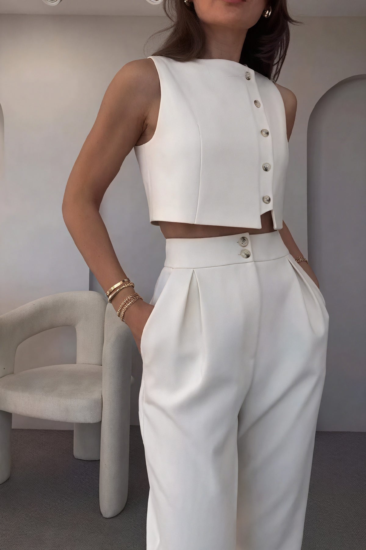 Minimalistischer Hosenanzug mit Cropped Top