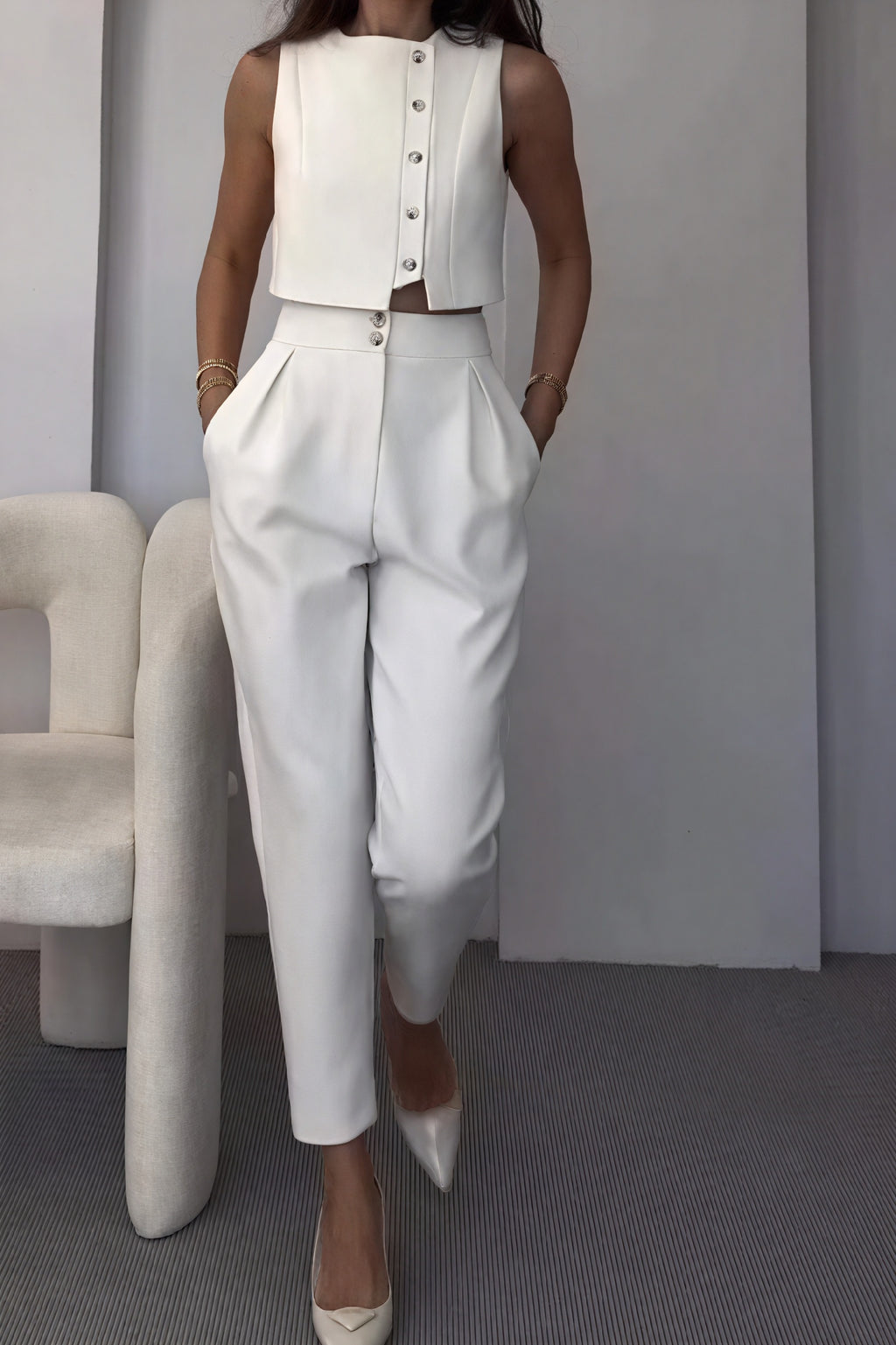 Minimalistischer Hosenanzug mit Cropped Top