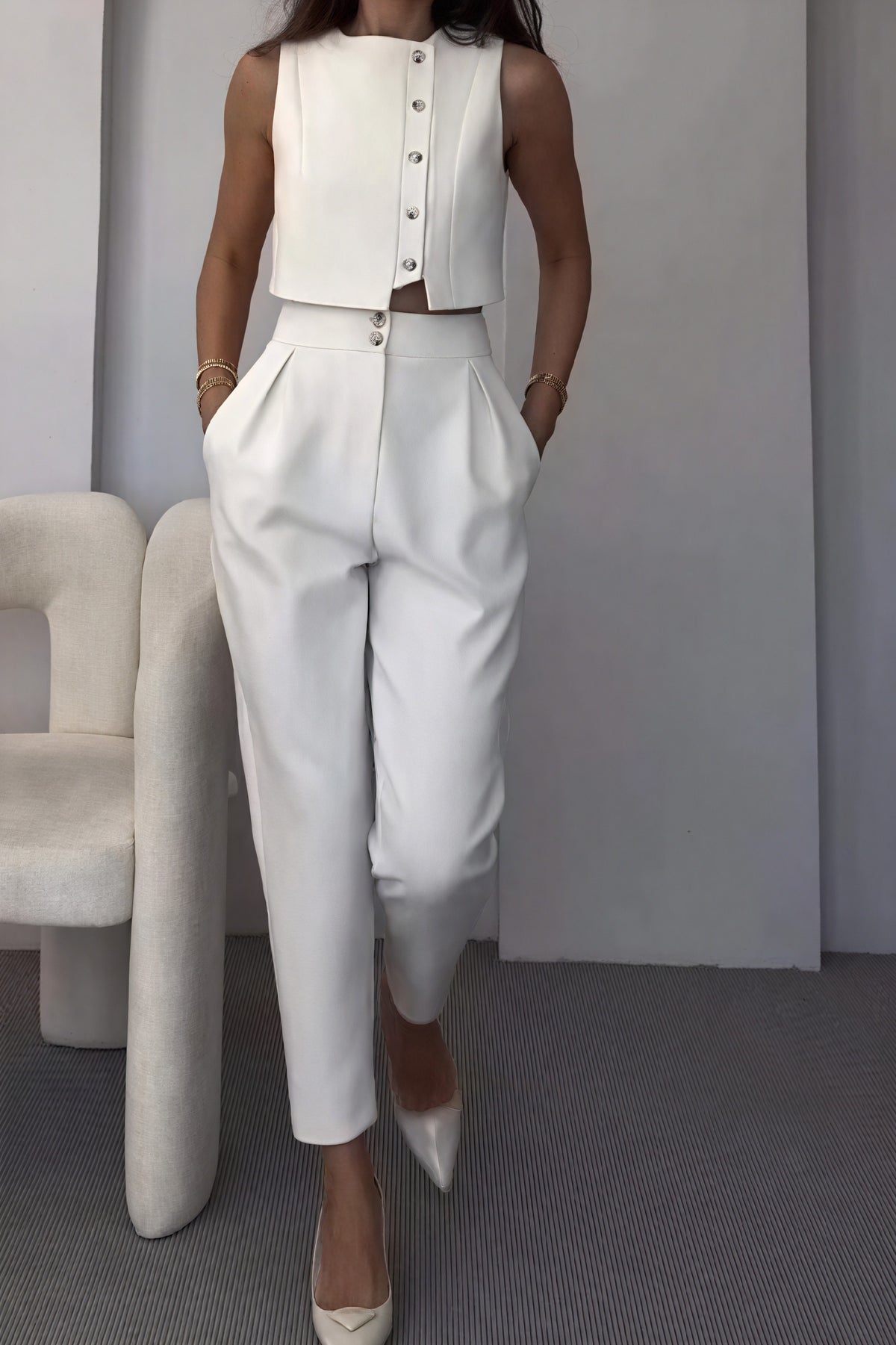 Minimalistischer Hosenanzug mit Cropped Top