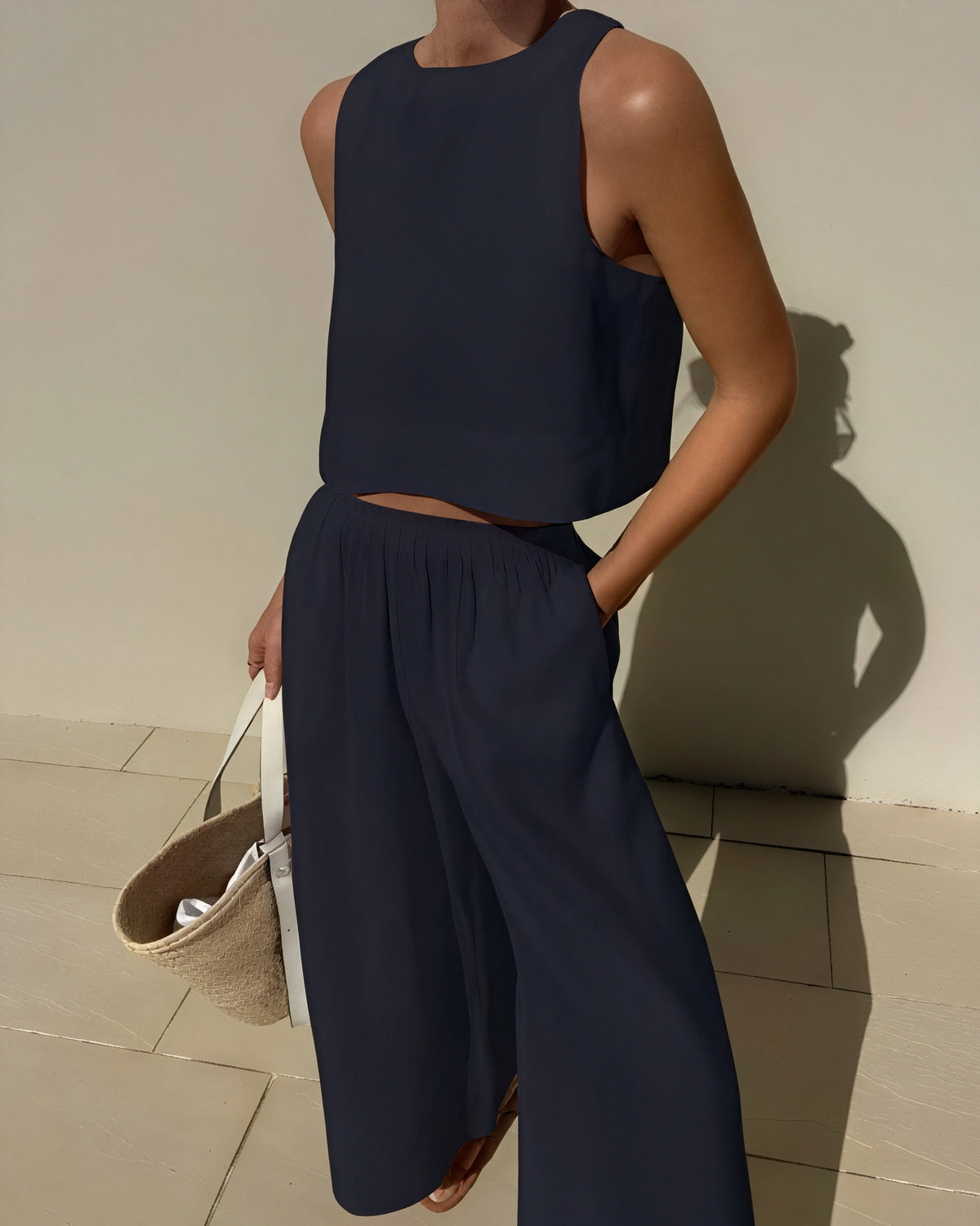 Minimalistisches Crop Top mit Wide-Leg Hose