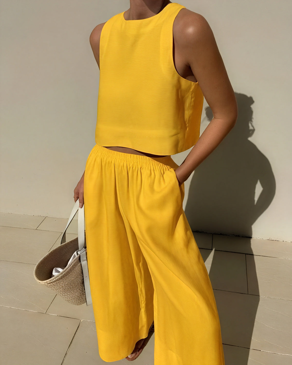 Minimalistisches Crop Top mit Wide-Leg Hose