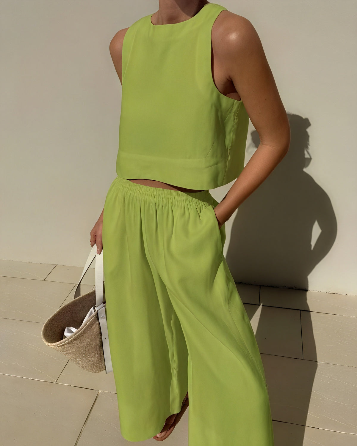 Minimalistisches Crop Top mit Wide-Leg Hose