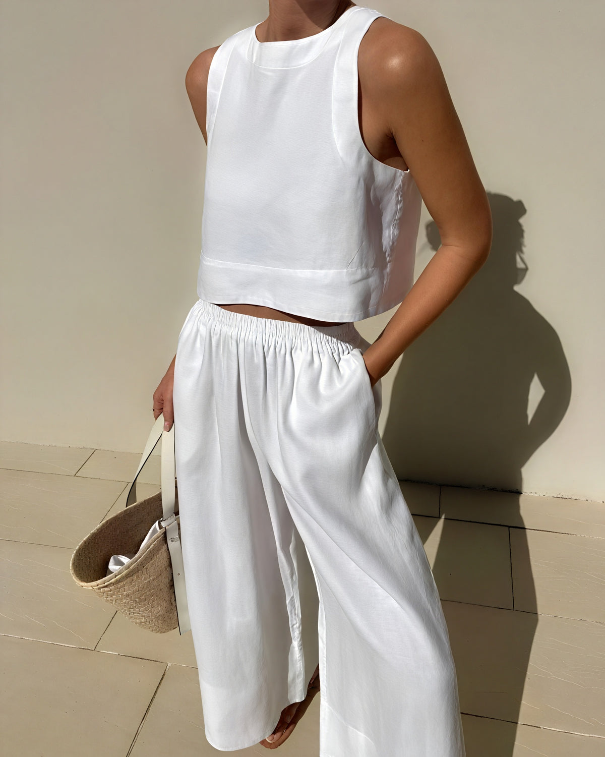 Minimalistisches Crop Top mit Wide-Leg Hose