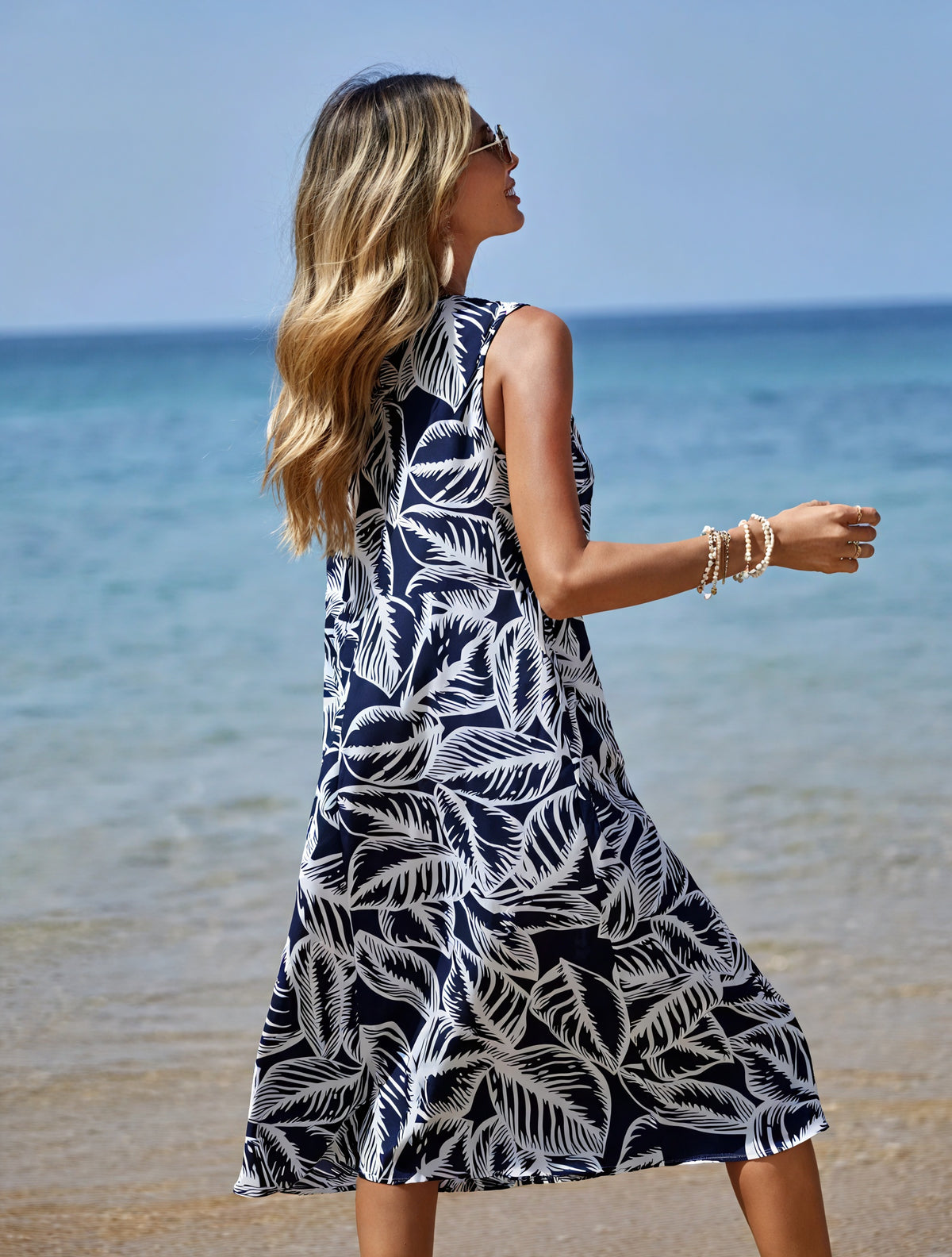 Ärmelloses Midi-Kleid mit Blattmuster