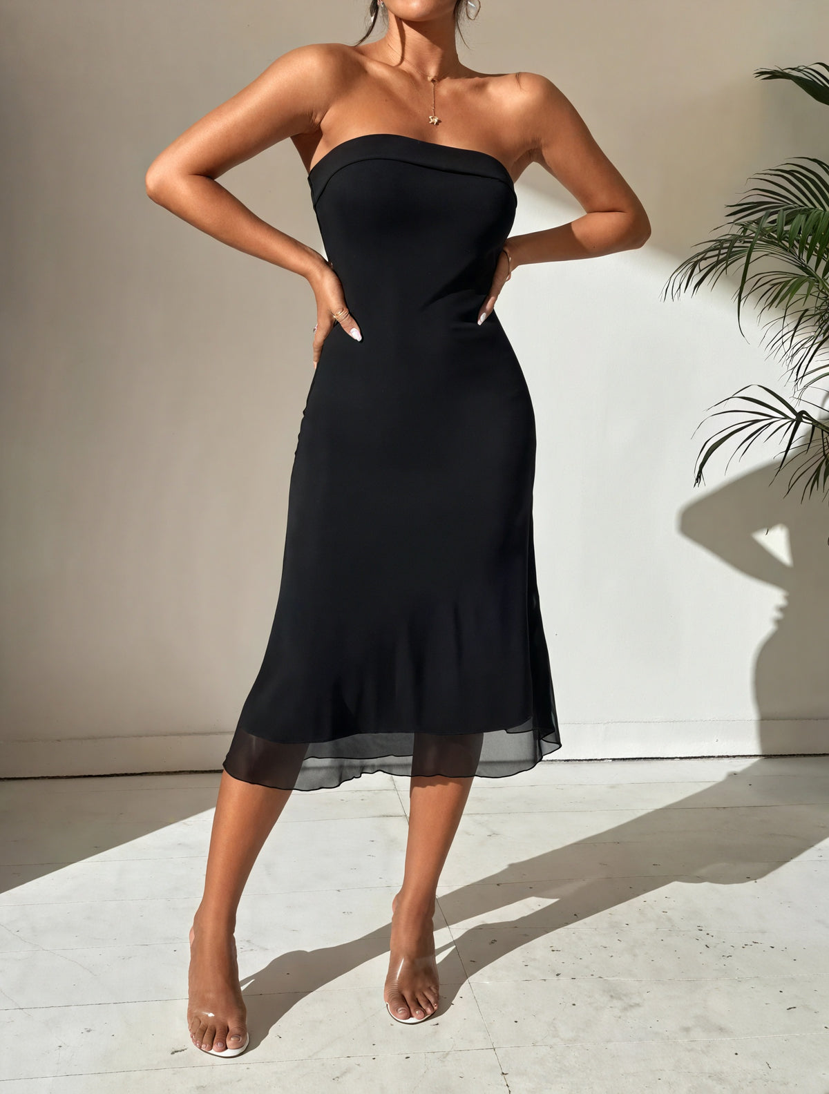 Elegantes Midi-Kleid mit schimmerndem Overlay