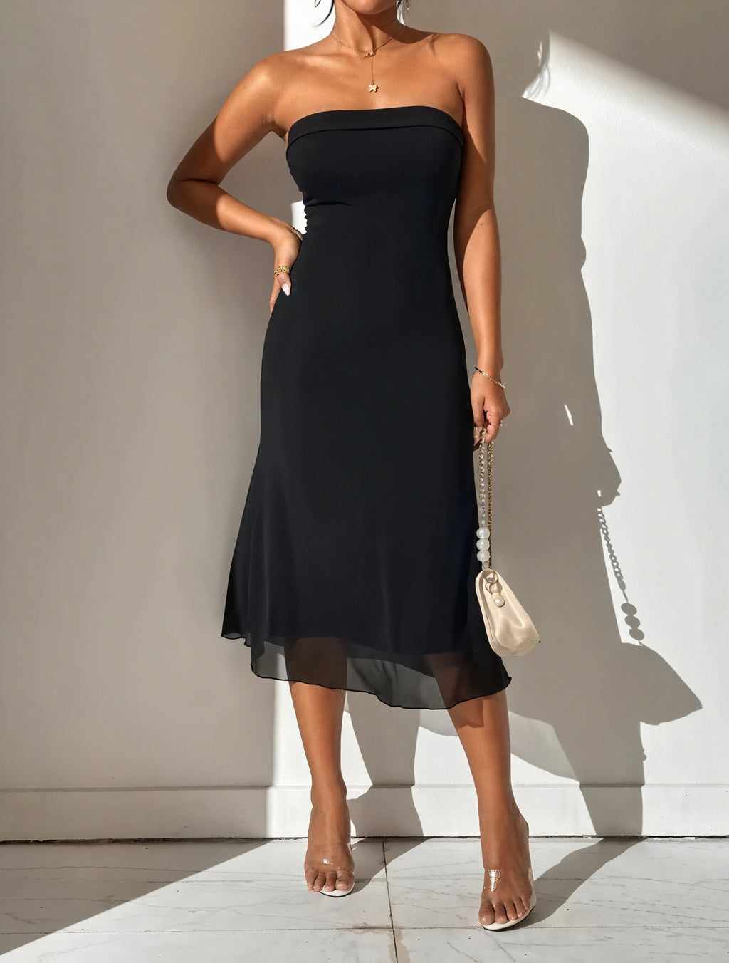 Elegantes Midi-Kleid mit schimmerndem Overlay