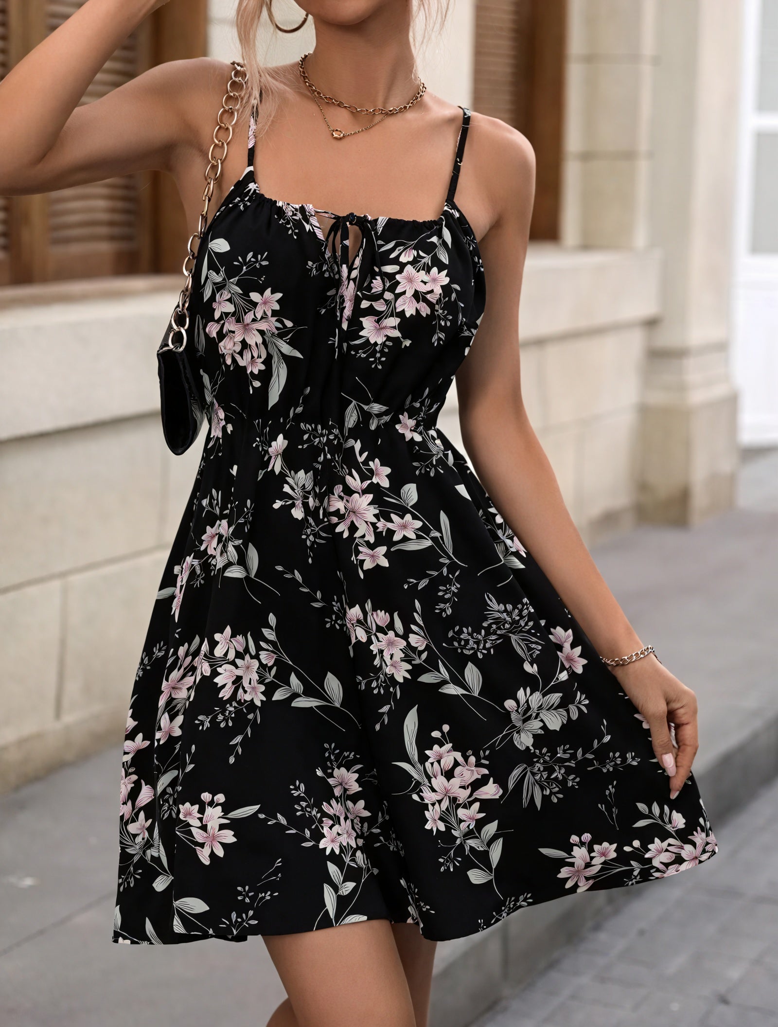 Geblümtes Sommerkleid mit Taillen Detail