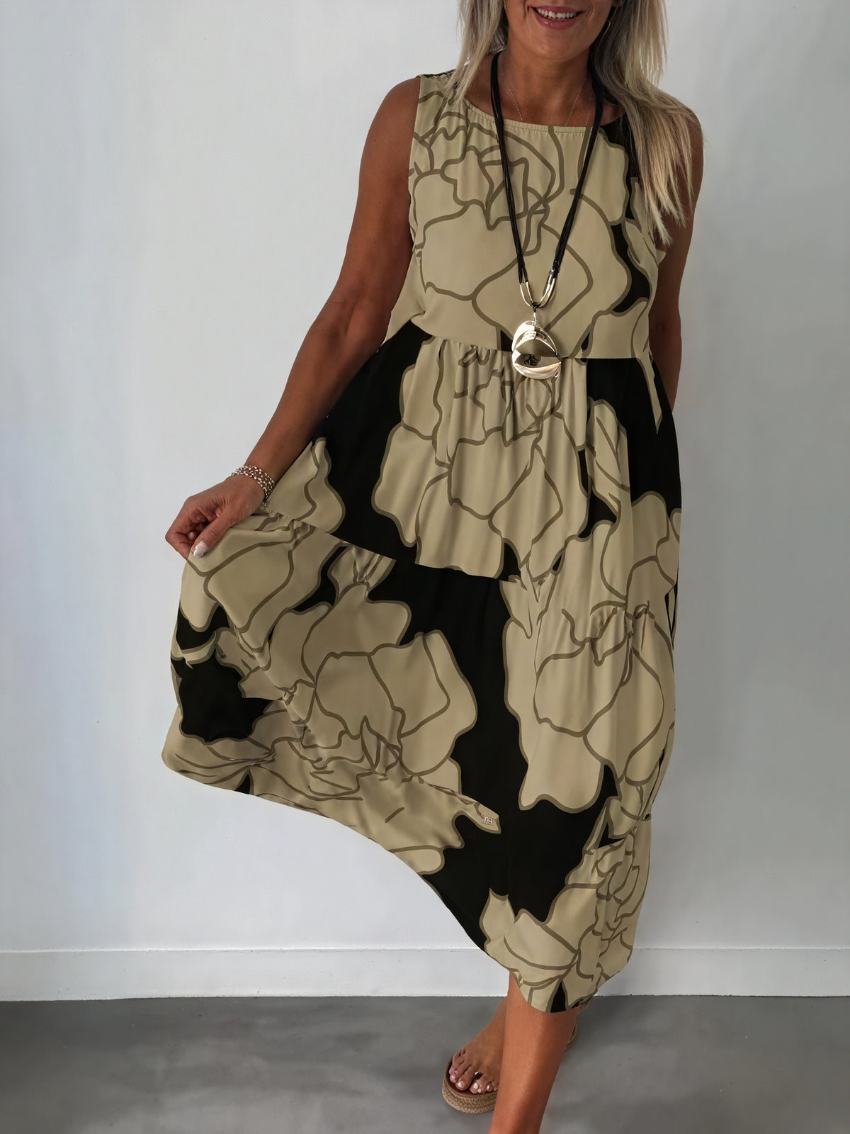 Geblümtes Midi-Kleid mit Stufenrock
