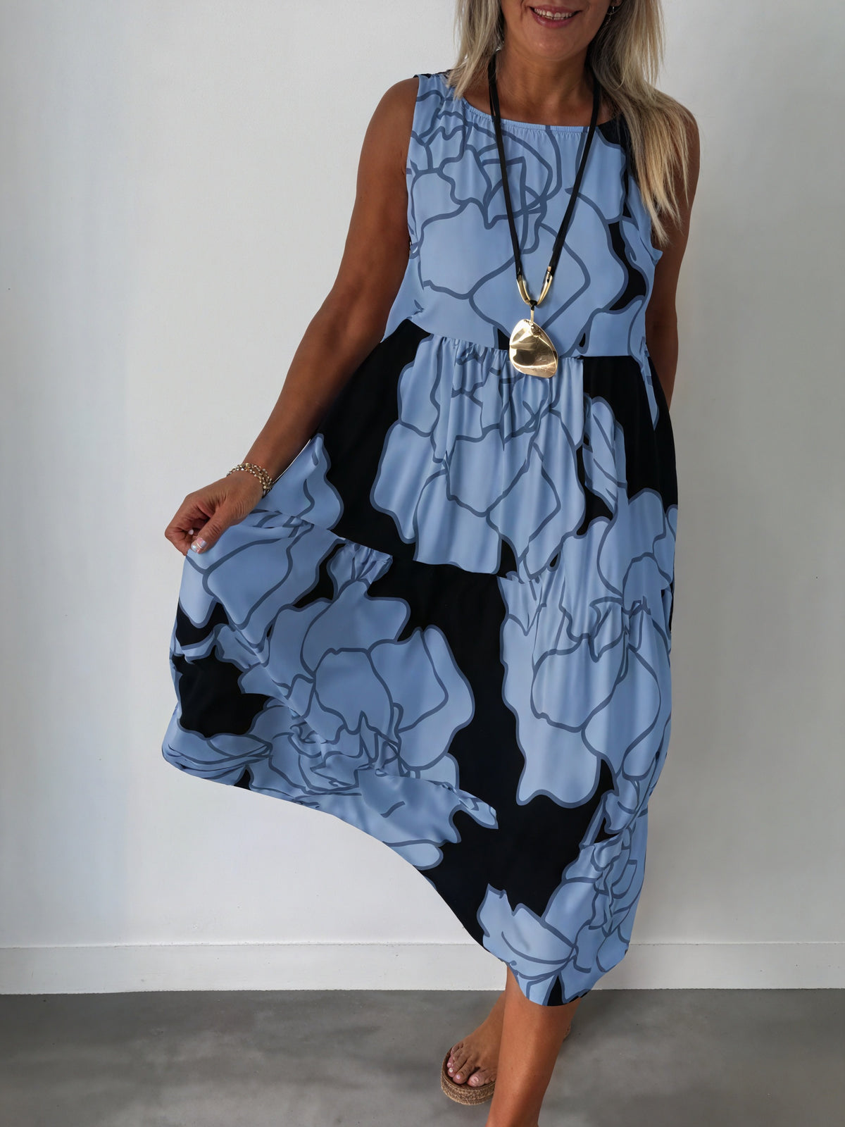 Geblümtes Midi-Kleid mit Stufenrock