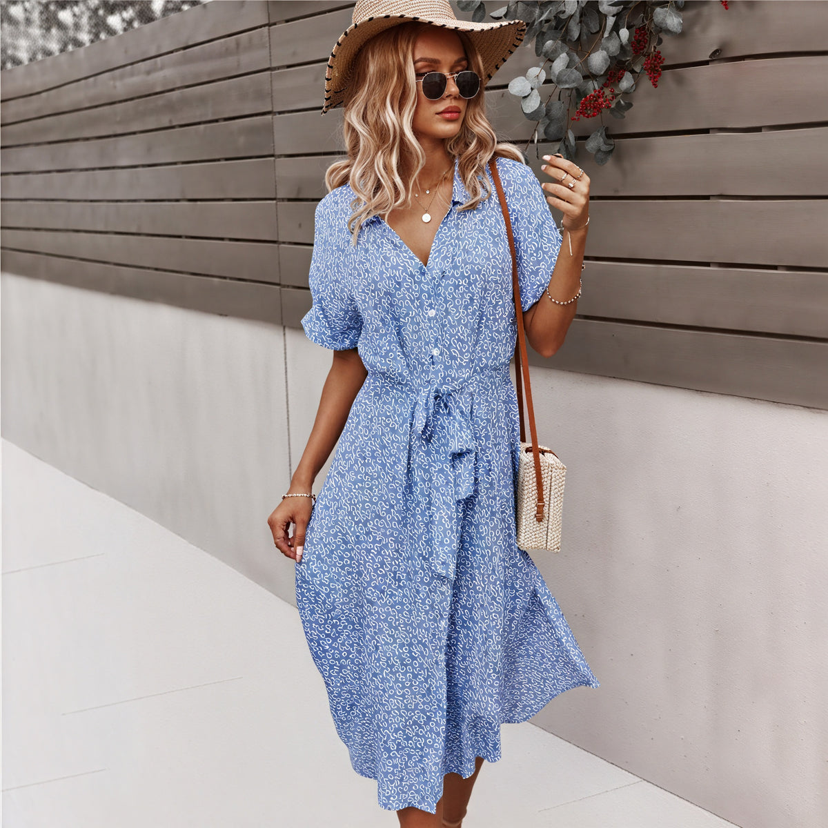 Geblümtes Midikleid mit Bindegürtel