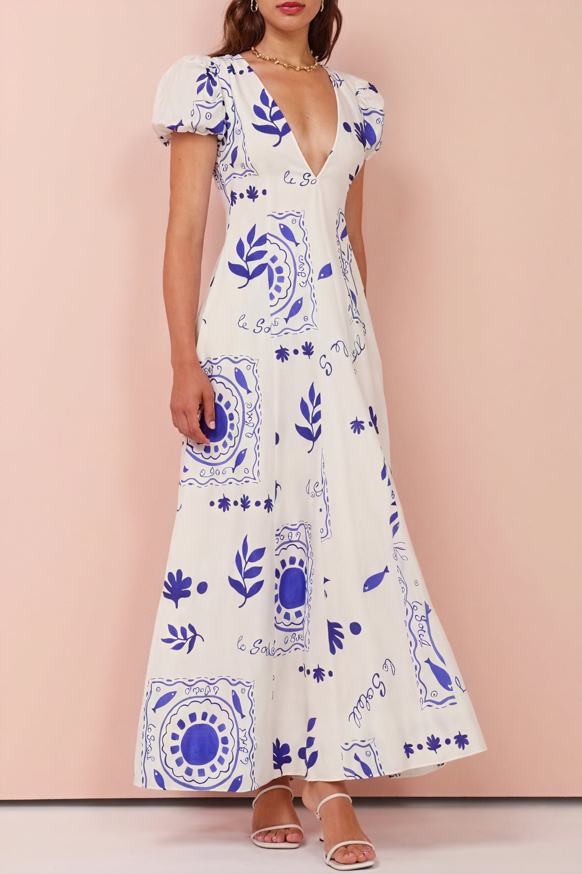 Sommerliches Kleid mit femininen Details