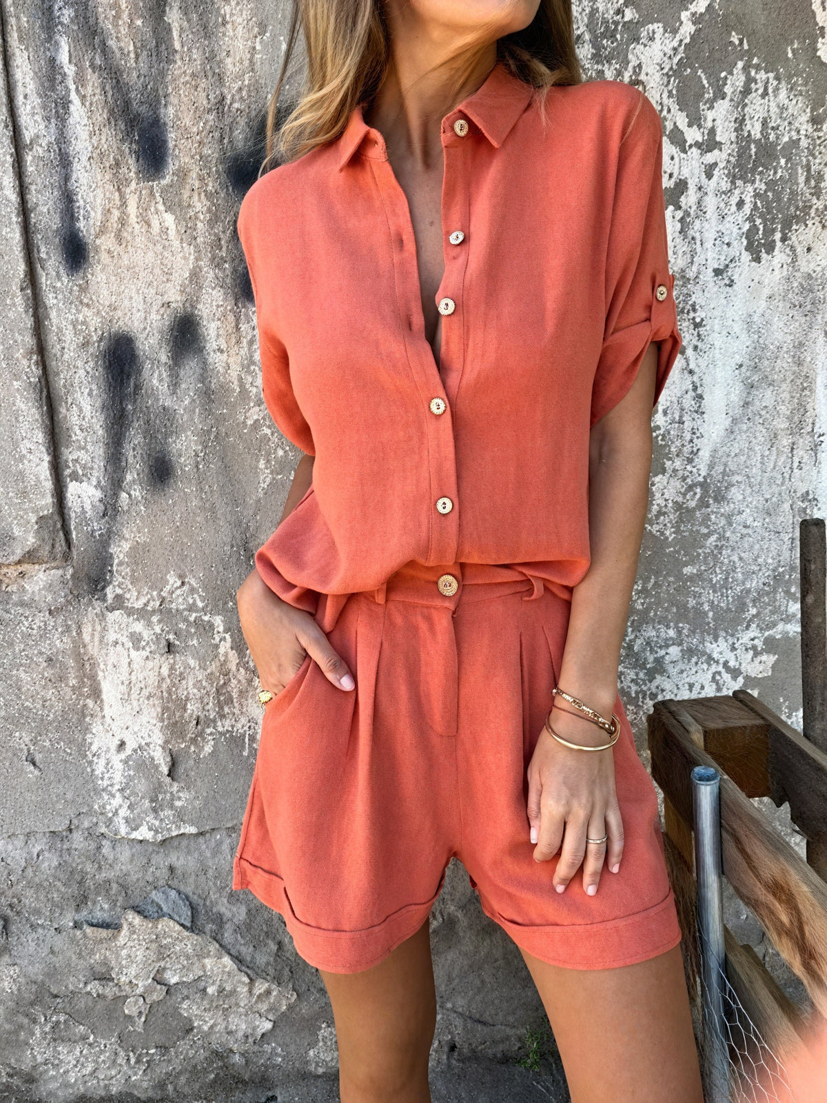 Sommerliches Ensemble: Stil und Komfort vereint