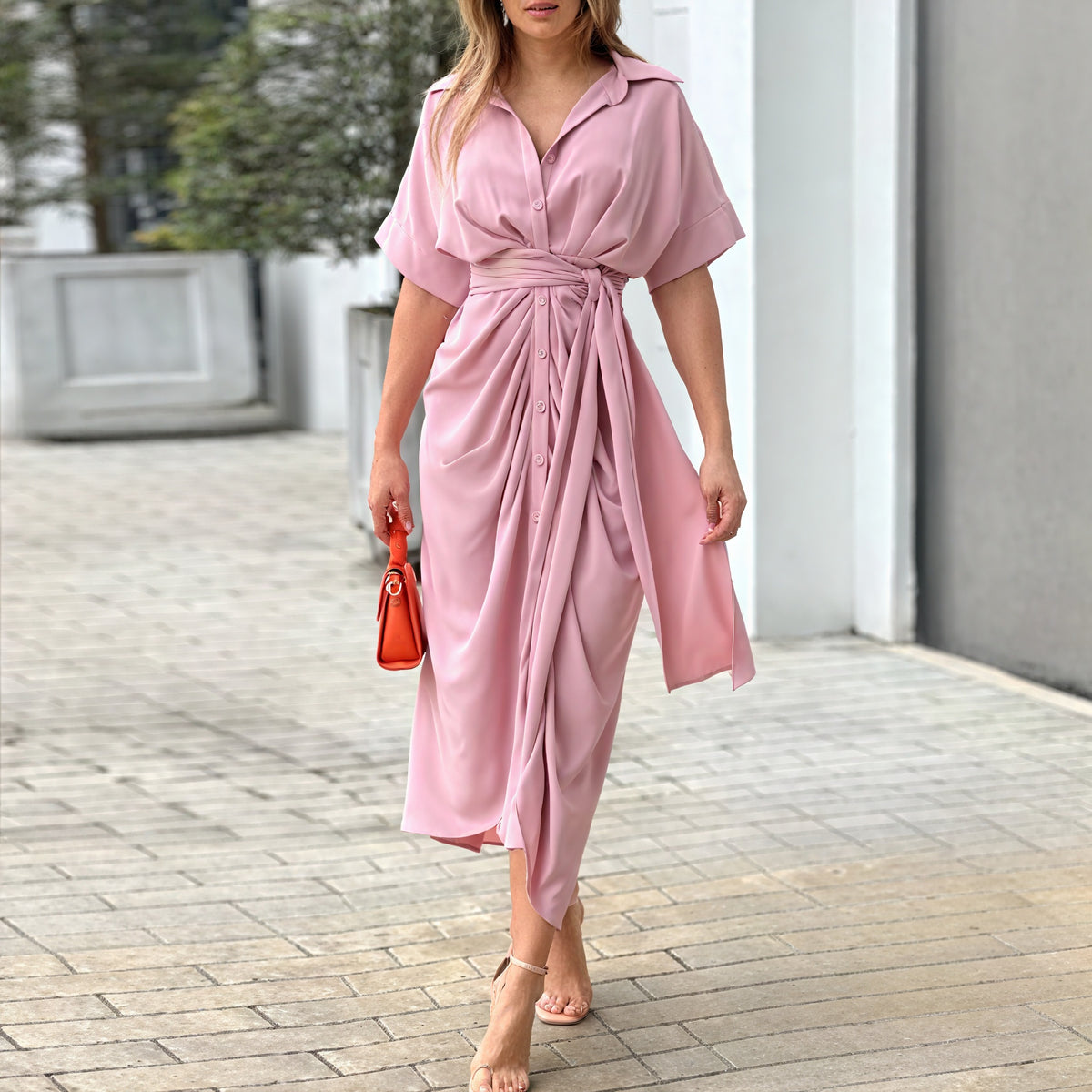 Fließende Eleganz: Zeitloses Kleid für besondere Momente
