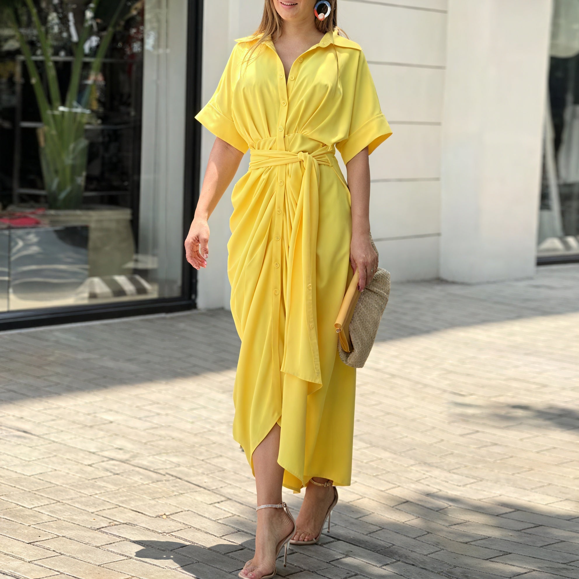 Fließende Eleganz: Zeitloses Kleid für besondere Momente