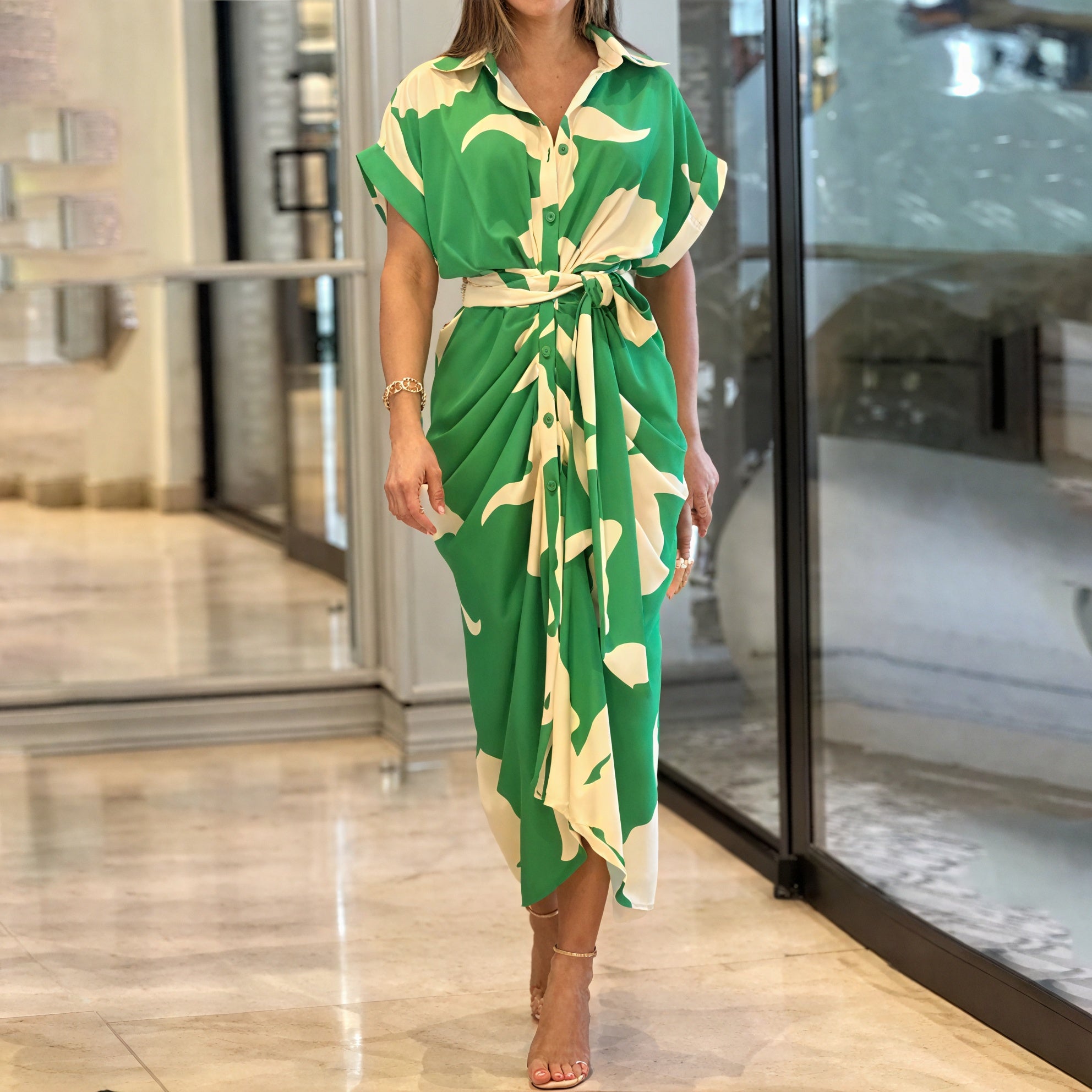 Fließende Eleganz: Zeitloses Kleid für besondere Momente