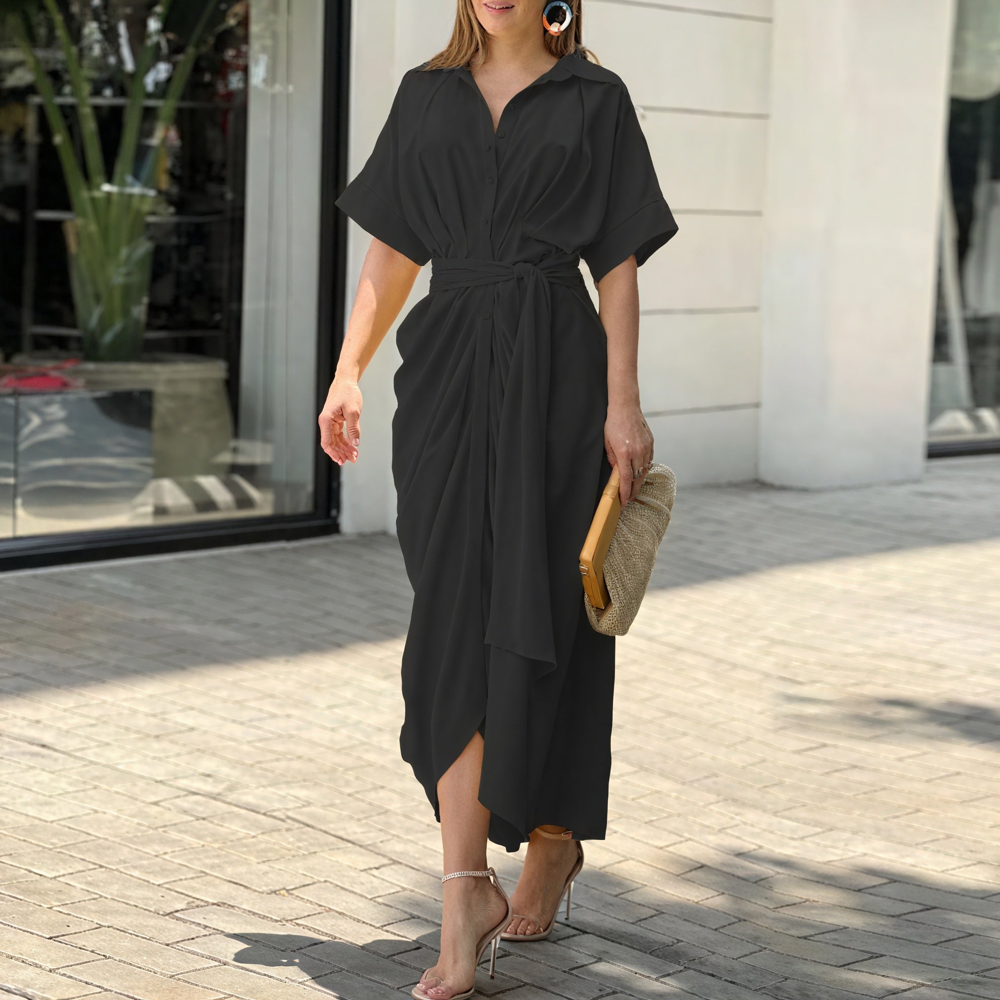 Fließende Eleganz: Zeitloses Kleid für besondere Momente