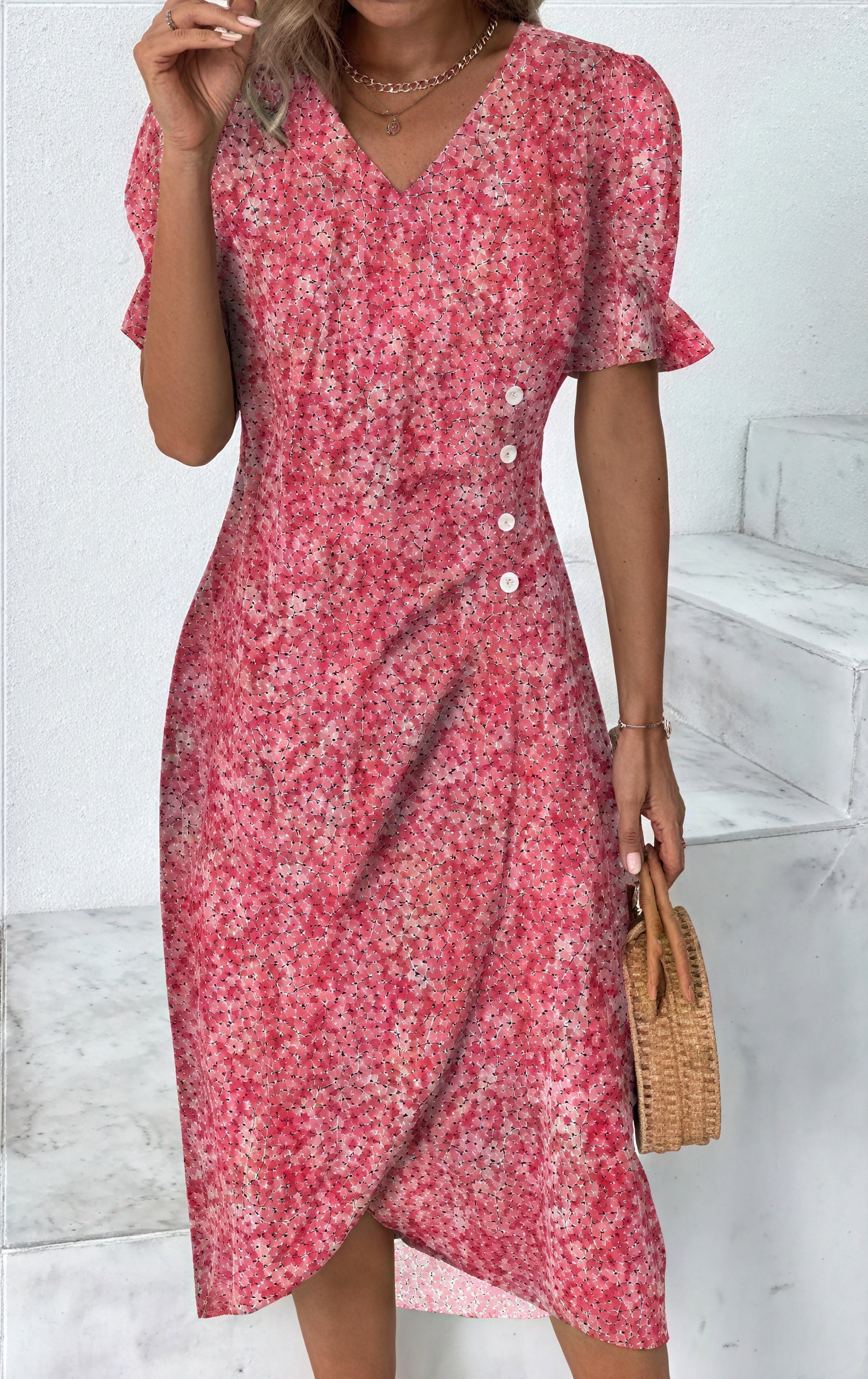 Sommerliches Kleid mit zarten floralen Akzenten