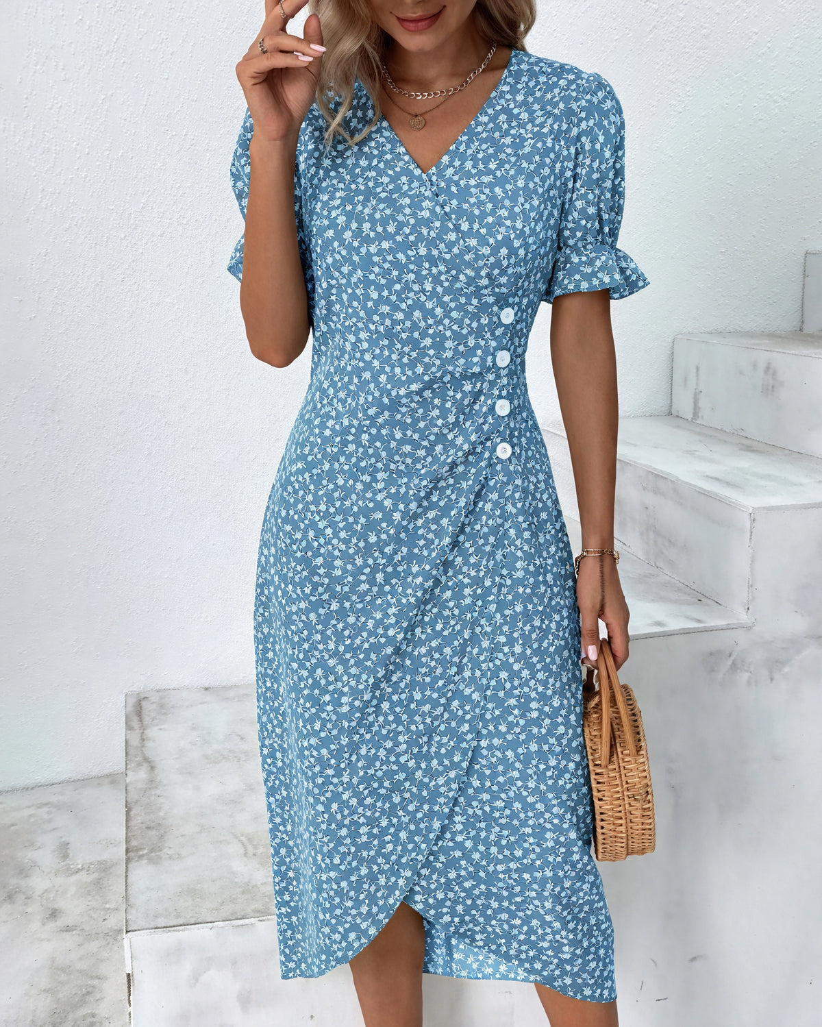 Sommerliches Kleid mit zarten floralen Akzenten