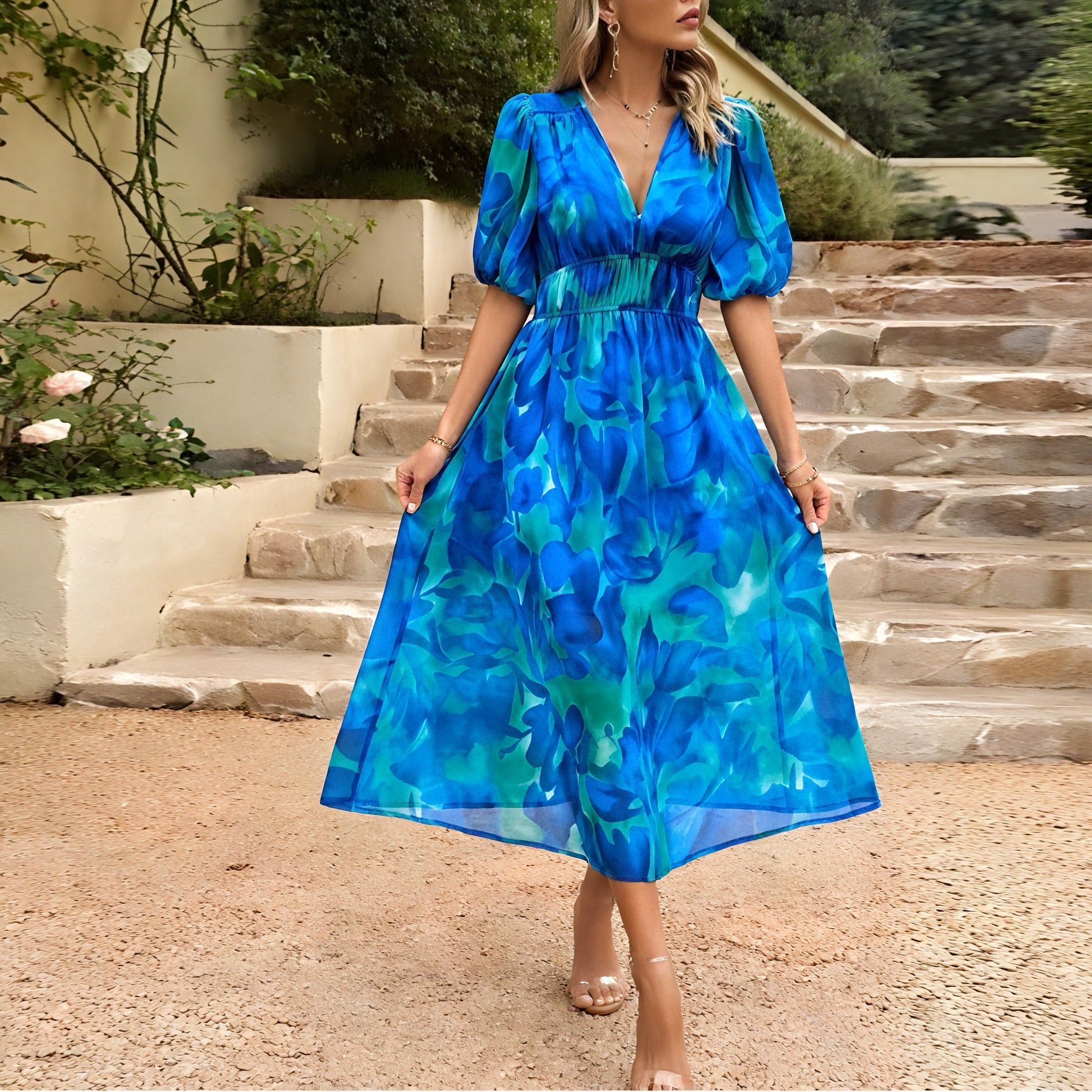 Fließendes Kleid mit femininen Akzenten