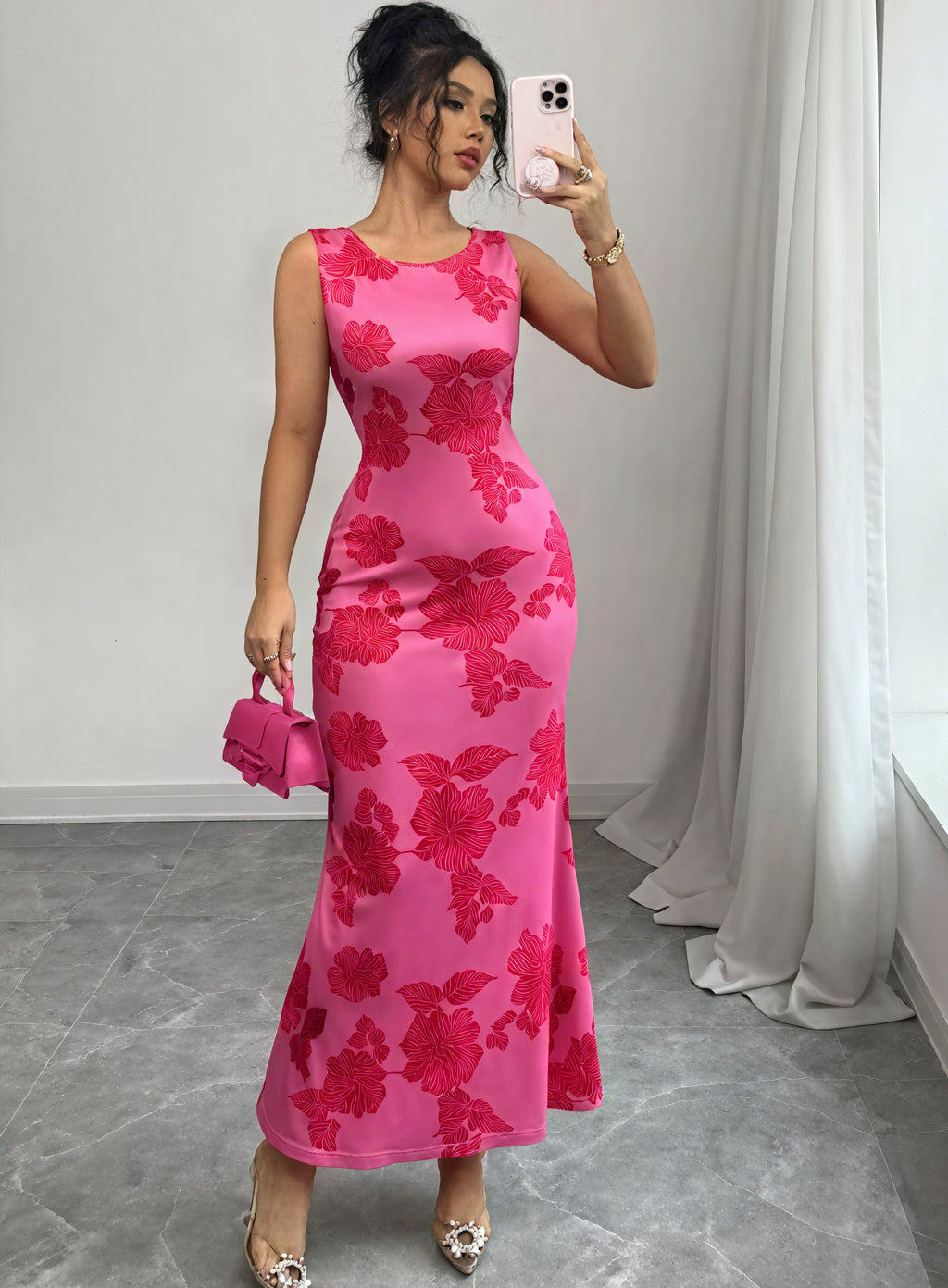 Anmutiges Kleid mit floralem Akzent