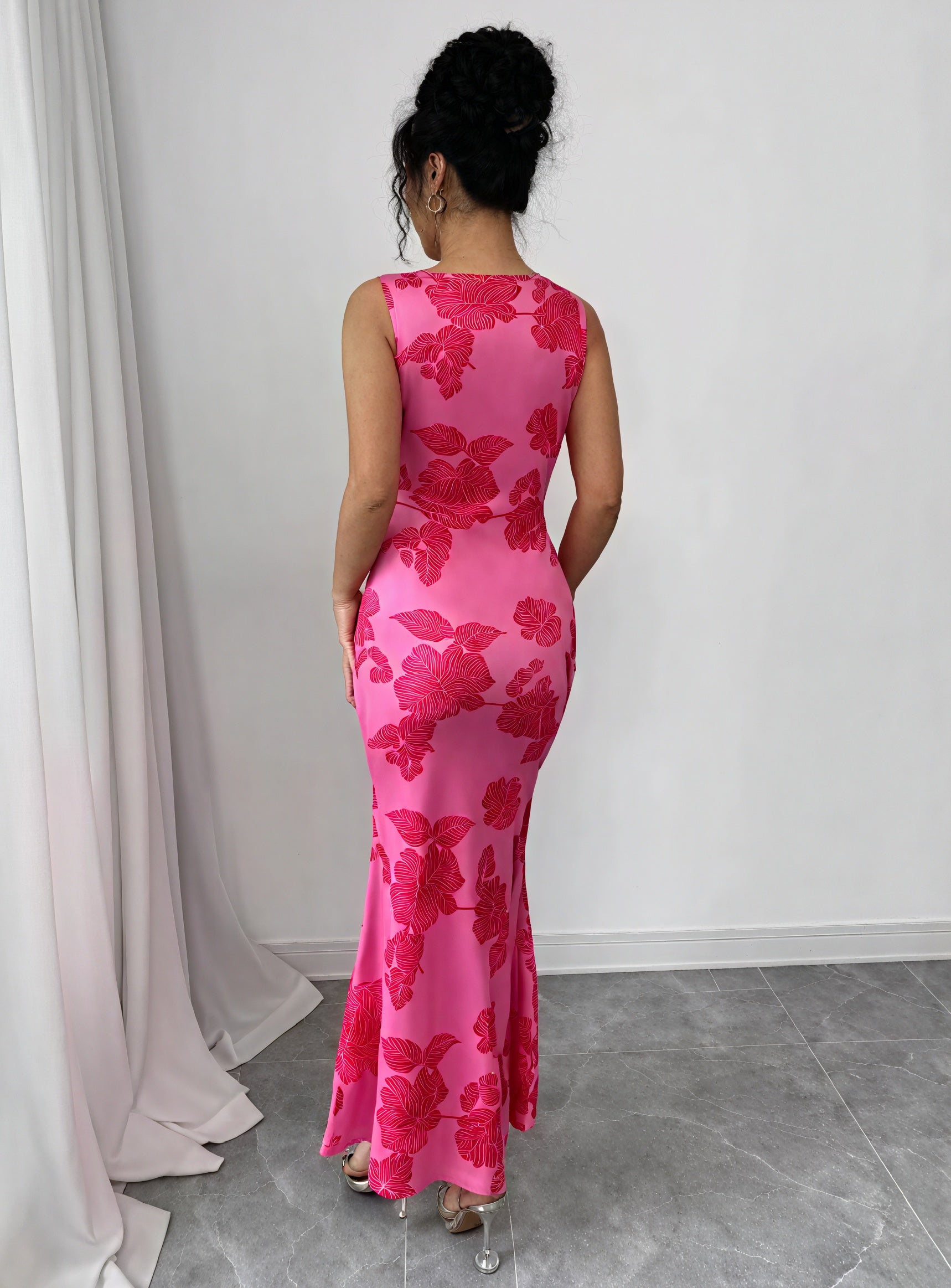 Anmutiges Kleid mit floralem Akzent