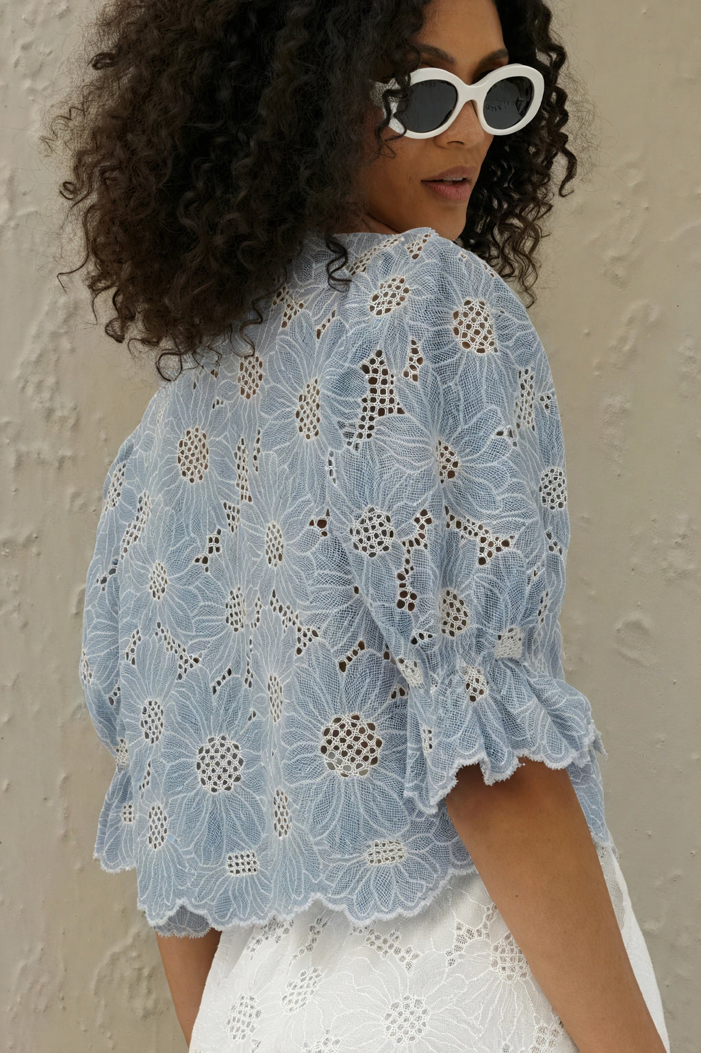Kleidhaus Damen Zweiteiler – Blaues Blumen Cut-Out Top & Weiße Shorts, Sommer Set, S-XL-83298-fb22c469-f79b-4f1d-8be1-707082123db8