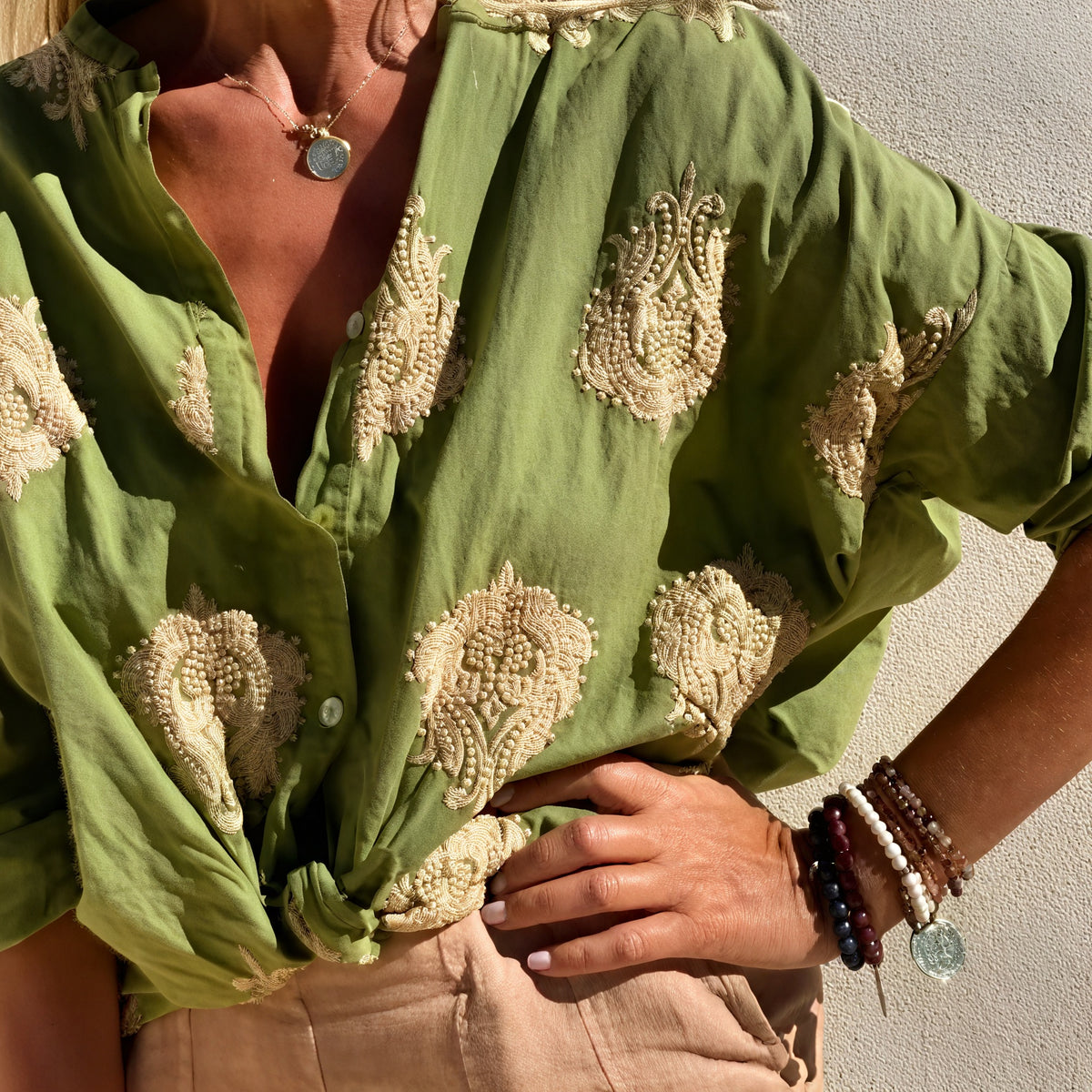 Damen Bluse mit Stickereien, Knopfleiste und Bindedetail-83310-688dbed6-694b-42de-bbaf-9f26c82a4017